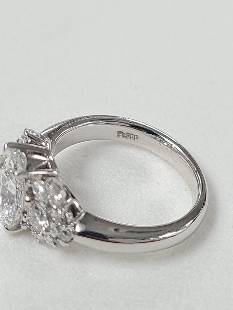 2.156 Carat Oval Diamond Ring Set in Platinum PT900 For Sale at 1stDibs