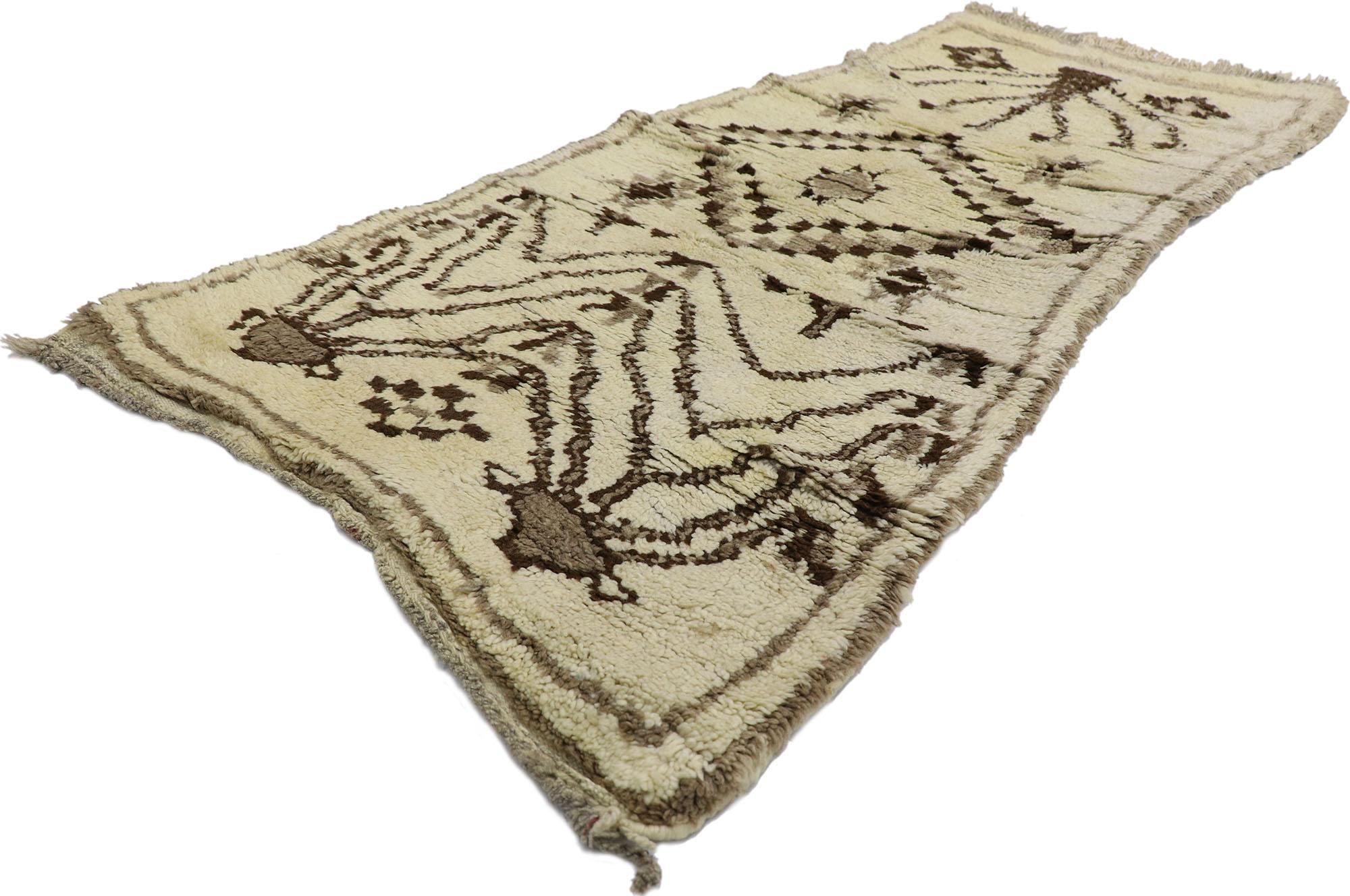 21573 Vintage Berber marokkanischen Azilal Teppich mit Tribal Style 02'07 x 05'06. Dieser handgeknüpfte marokkanische Azilal-Teppich aus Berberwolle im Vintage-Stil besticht durch seine Schlichtheit, seinen Stammes-Stil, seine unglaublichen Details