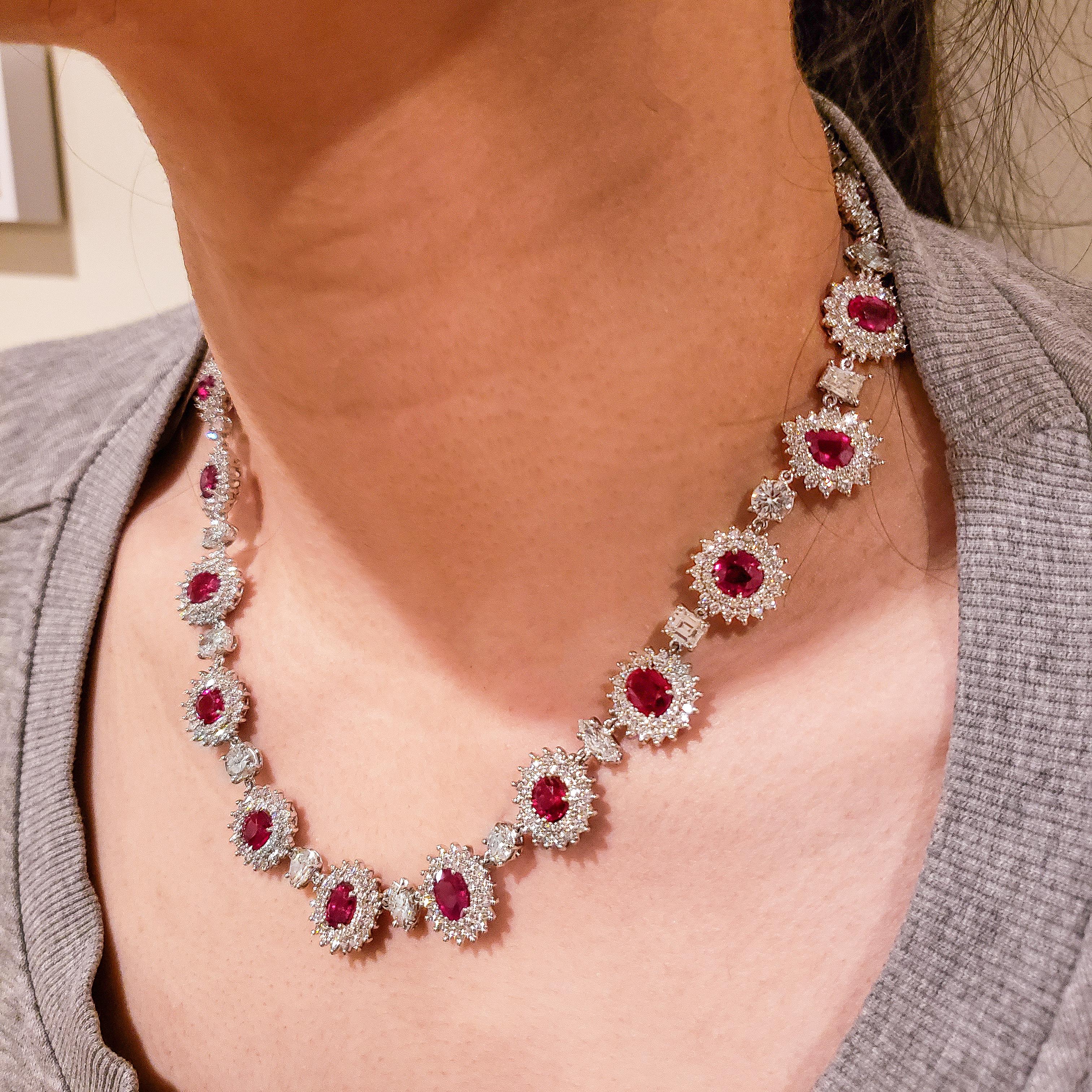 Collar Flor Halo de Rubíes de 21,58 quilates y Diamantes de 30,98 quilates Corte oval en venta