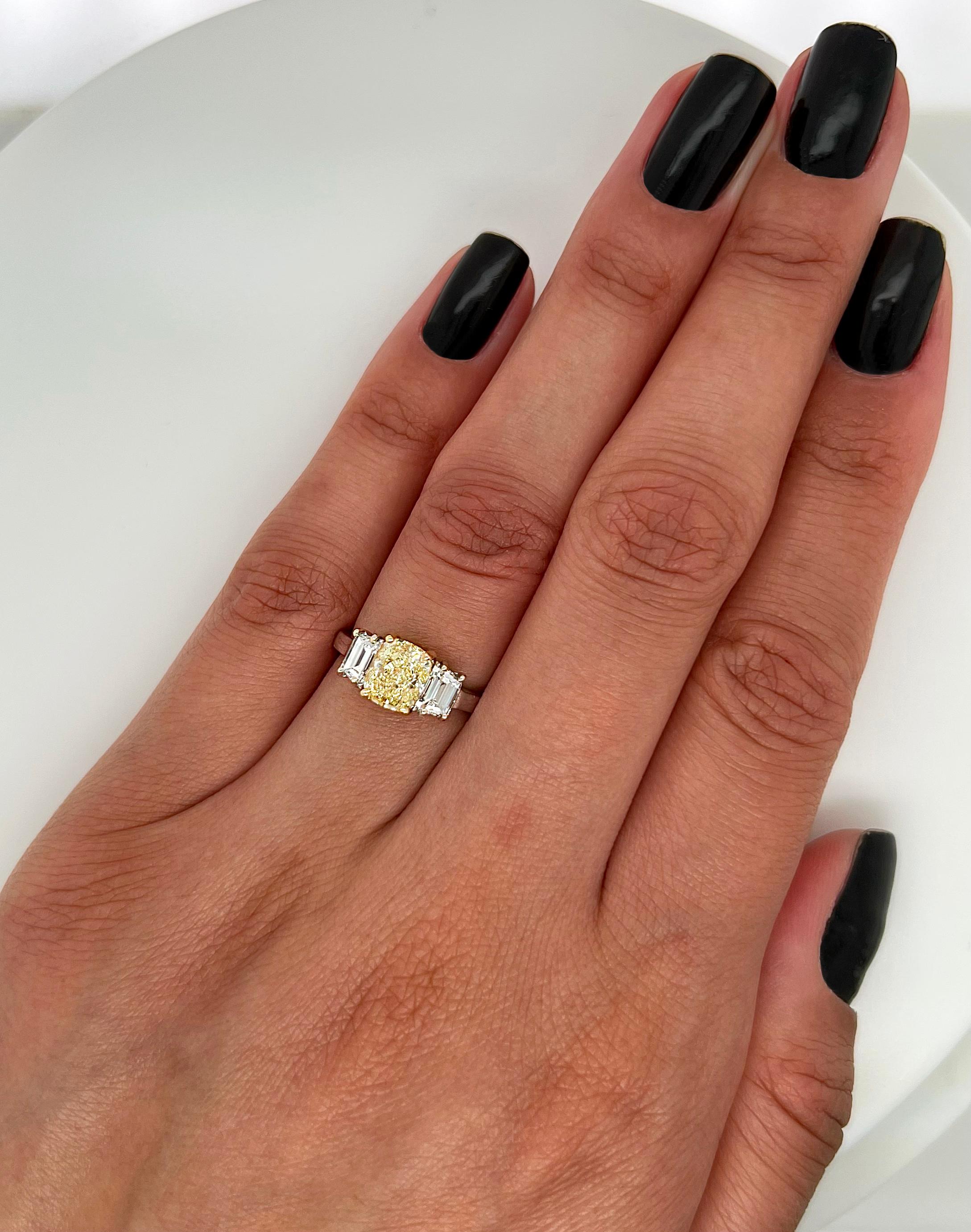 2,15 Gesamtkarat gelber Diamant drei Stein Damenring GIA im Zustand „Neu“ im Angebot in New York, NY