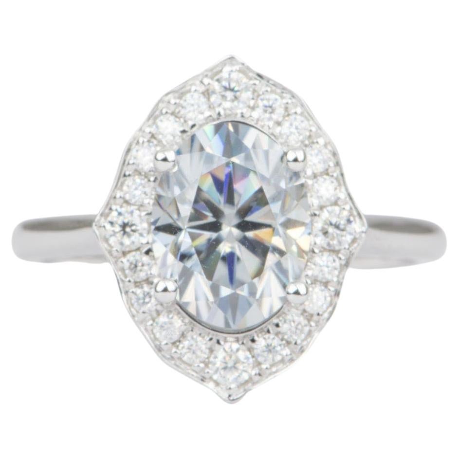 Bague en or blanc 14 carats avec moissanite grise ovale 2,15 carats et halo AD1542-1 en vente