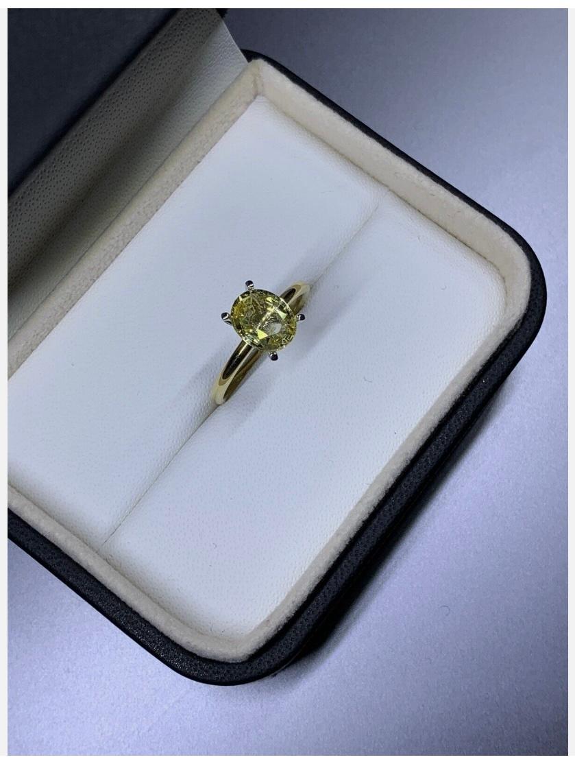 2.15ct Sapphire oval shaped solitaire engagement ring in 18ct yellow gold In New Condition For Sale In London, GB