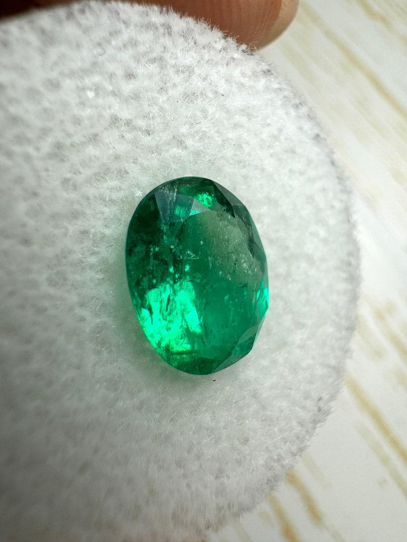 Pierre : Émeraude
Poids : 2,16 carats
Forme : Coupe ovale
Clarté : Transparent
Éclat : Excellent
Couleur : Vert Muzo vif
Dimensions : 9,70 mm x 7,79 mm x 4,90 mm
Origine géographique : Colombie
Traitement : Naturel, huilé

Commentaires : En raison