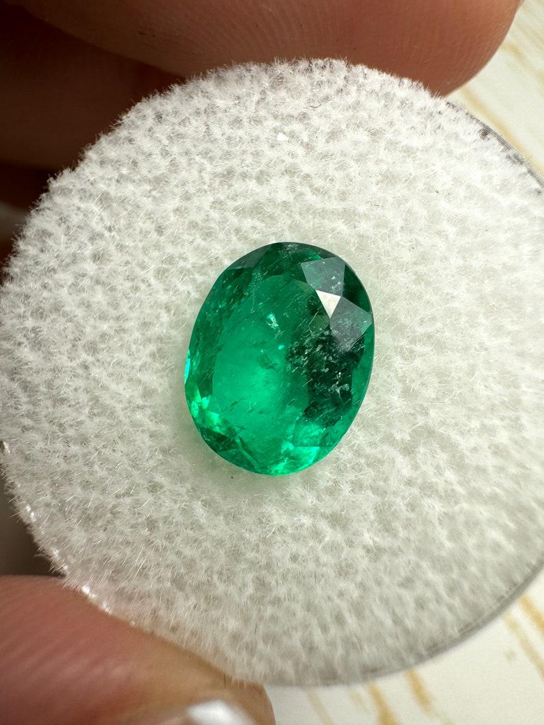 Moderne 2.16 Carat 10x8 Vivid Muzo Green Colombian Emerald - Oval Cut May Birthstone (pierre de naissance de mai) en vente