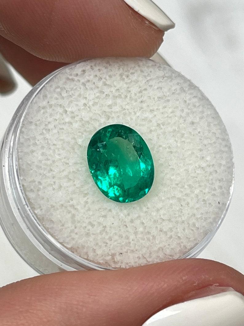 2.16 Carat 10x8 Vivid Muzo Green Colombian Emerald - Oval Cut May Birthstone (pierre de naissance de mai) en vente 1