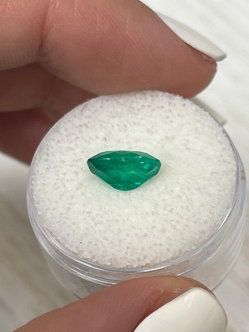 2.16 Carat 10x8 Vivid Muzo Green Colombian Emerald - Oval Cut May Birthstone (pierre de naissance de mai) en vente 2