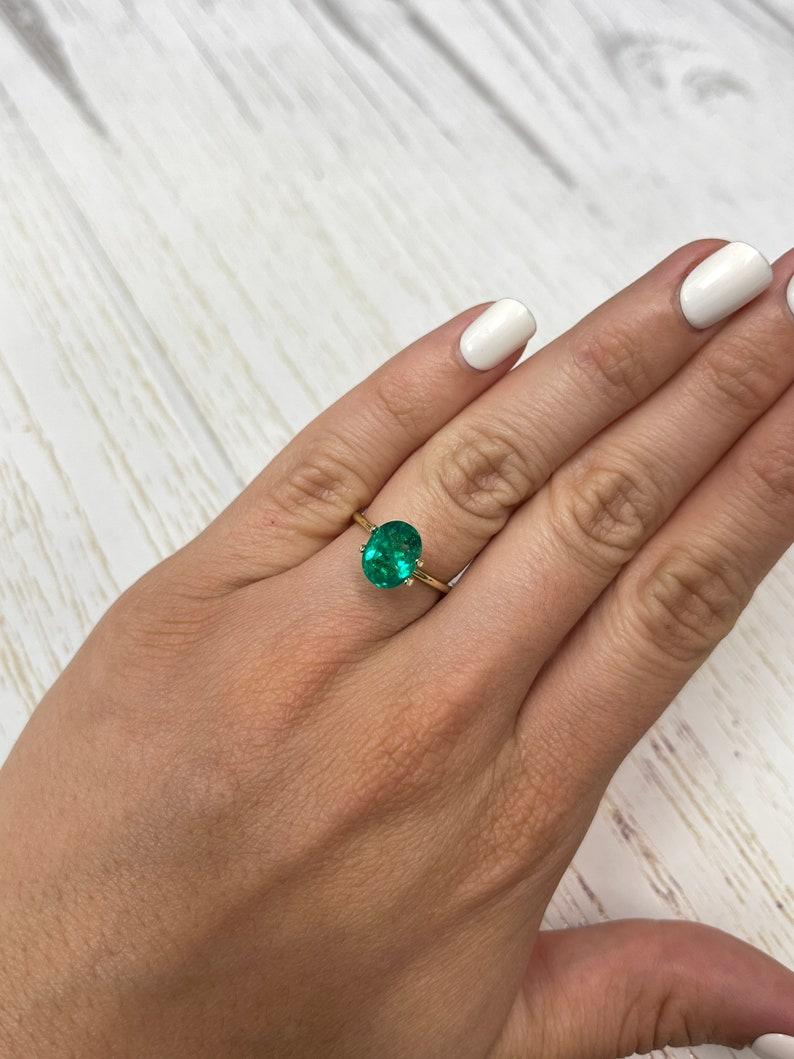 2.16 Carat 10x8 Vivid Muzo Green Colombian Emerald - Oval Cut May Birthstone (pierre de naissance de mai) en vente 3