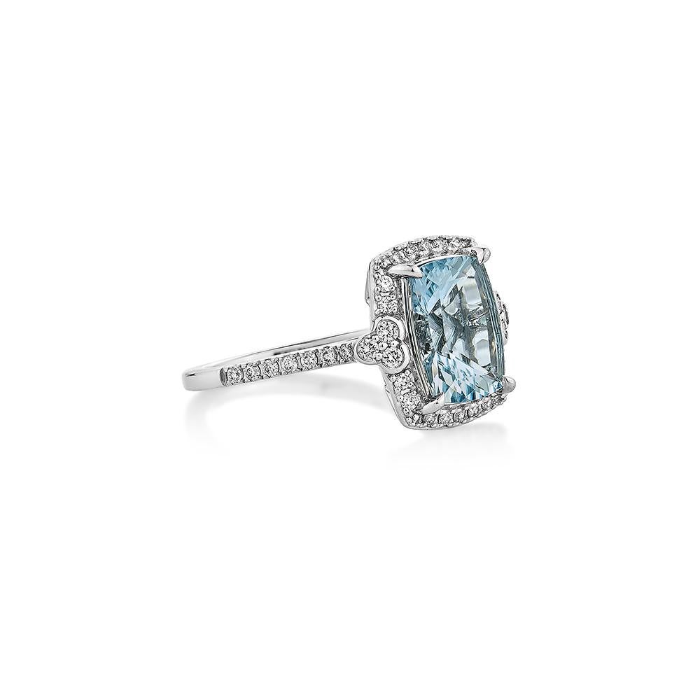 Diese Kollektion bietet eine Reihe von Aquamarinen mit einem eisblauen Farbton, der so cool ist, wie er nur sein kann! Der mit Diamanten besetzte Ring ist aus Weißgold gefertigt und präsentiert sich klassisch und elegant.
  
Aquamarin Fancy Ring in