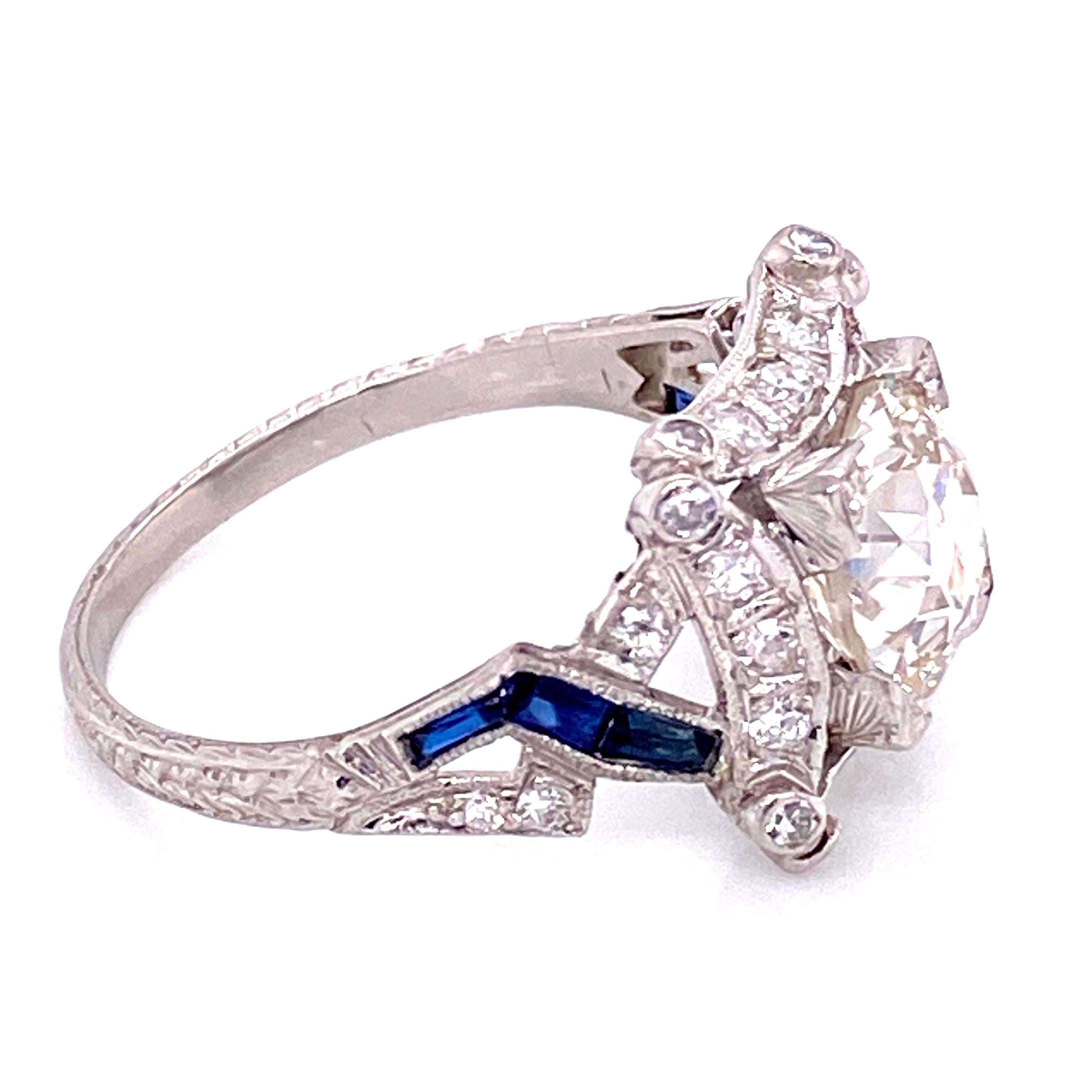 Hermoso y finamente detallado Anillo de Cóctel de estilo Art Decó de Diamantes y Zafiros, con el centro firmemente engastado con un Diamante de talla europea antigua que pesa aprox. 2,16 quilates, claridad SI2; color K, rodeado de Diamantes que