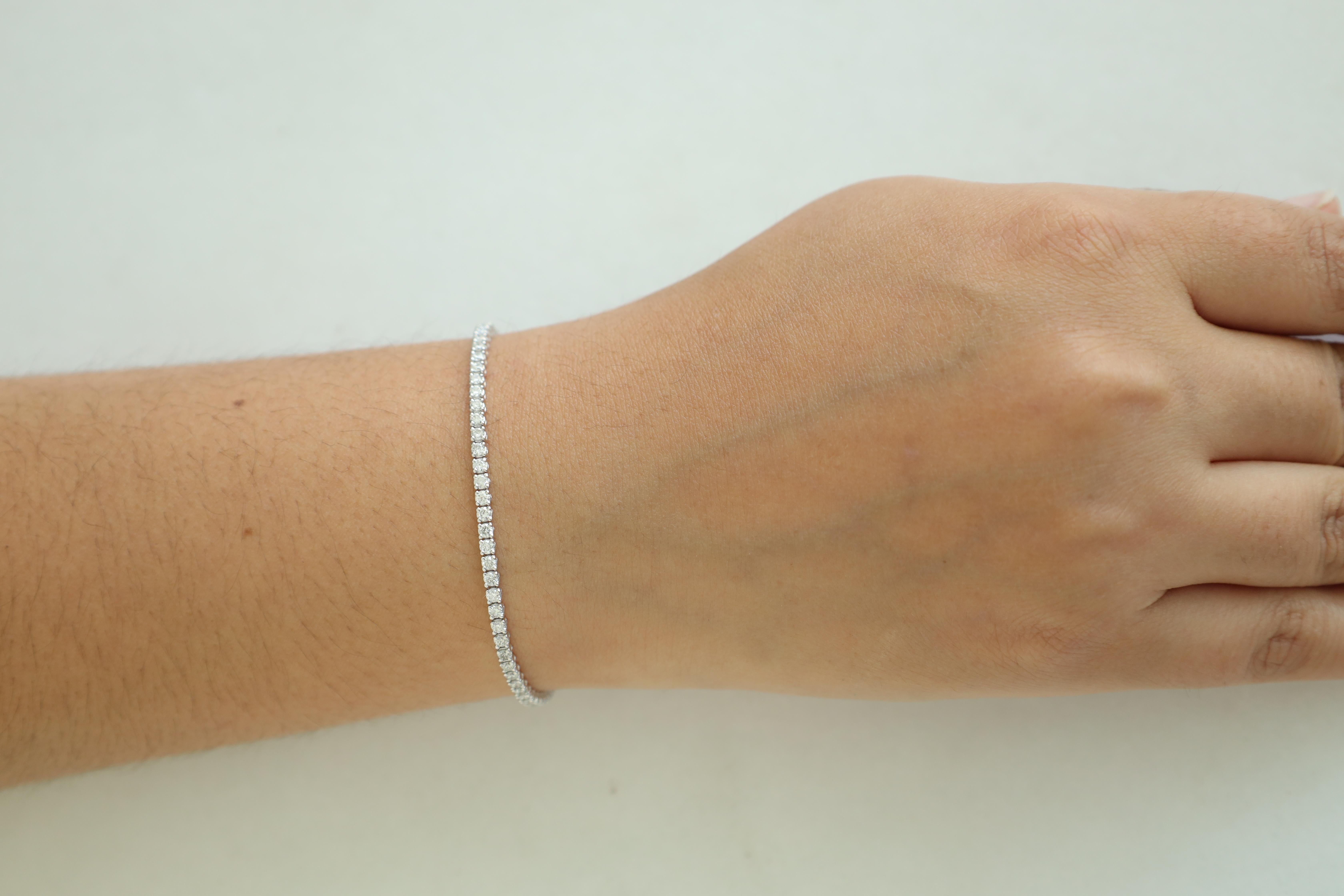 Taille ronde Bracelet tennis en or blanc 18 carats et diamants de 2,16 carats.  en vente