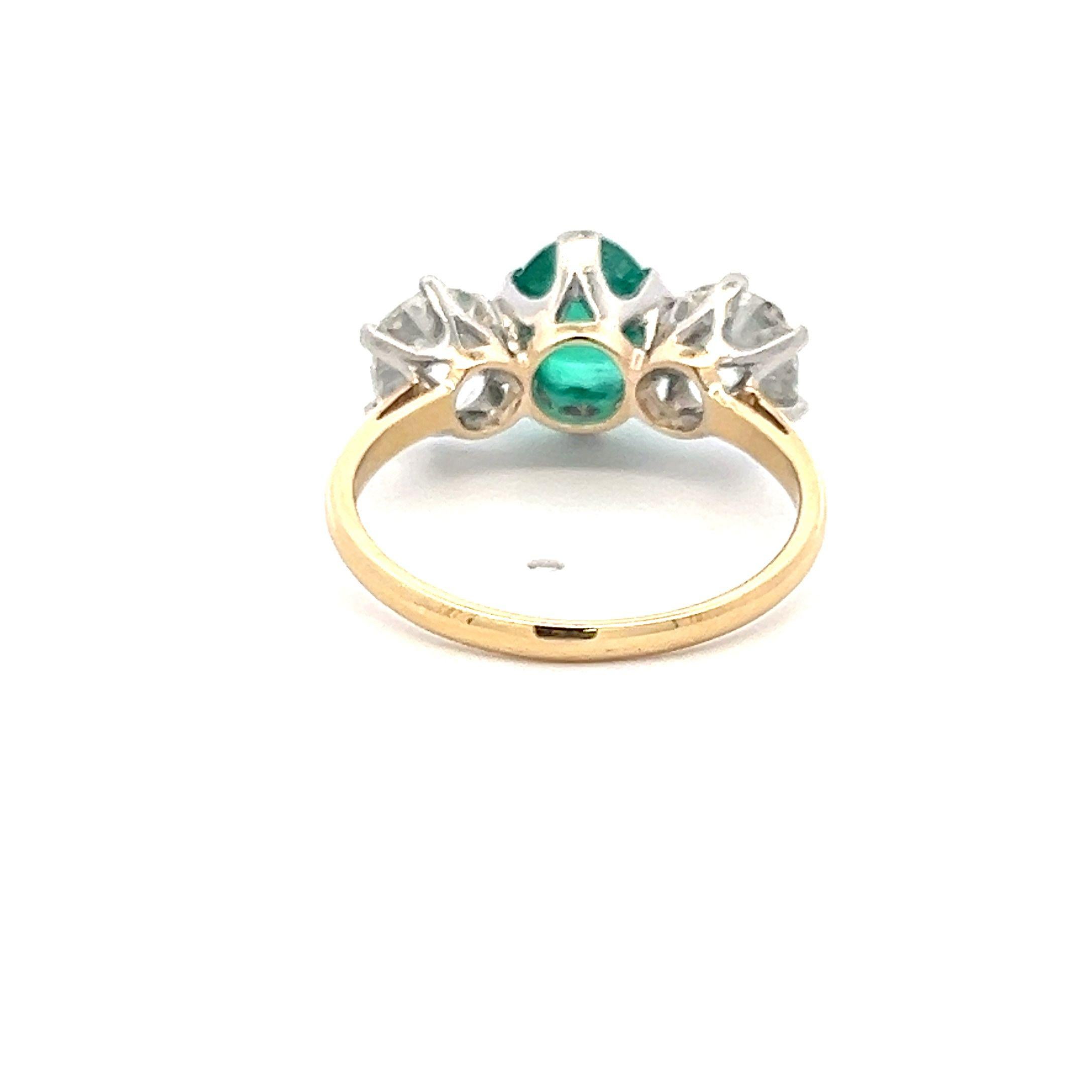 Taille ovale Bague à trois pierres 18 carats GLD/PLAT avec émeraude de 2,16 carats et diamant taille vieille mine de 2,09 carats en vente