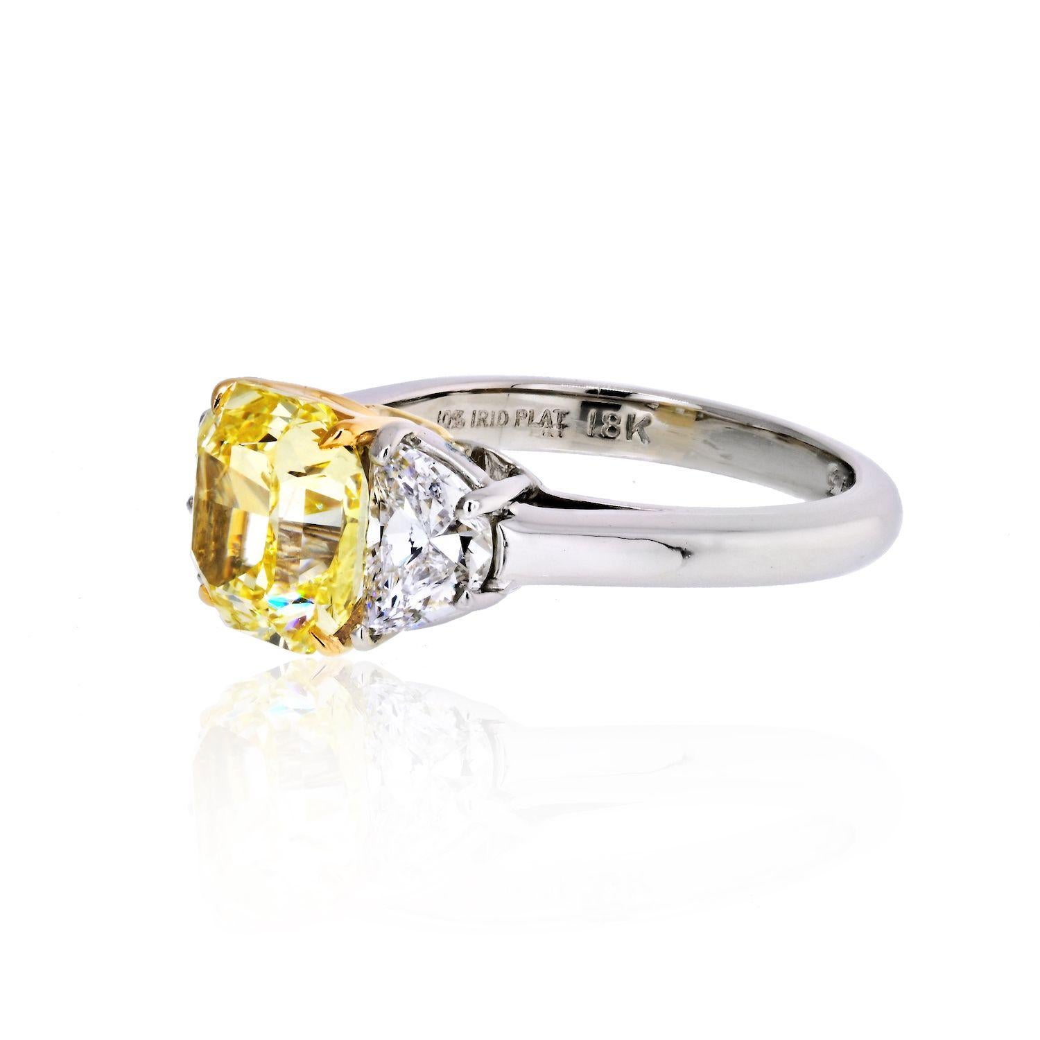 Bague en diamant coussin de 2,16 carats GIA de couleur jaune intense avec diamant taillé en bouclier.

L'achat d'une bague à trois pierres présente de nombreux avantages :
- se propager 
- trois diamants au lieu d'un 
- des pensées sentimentales sur