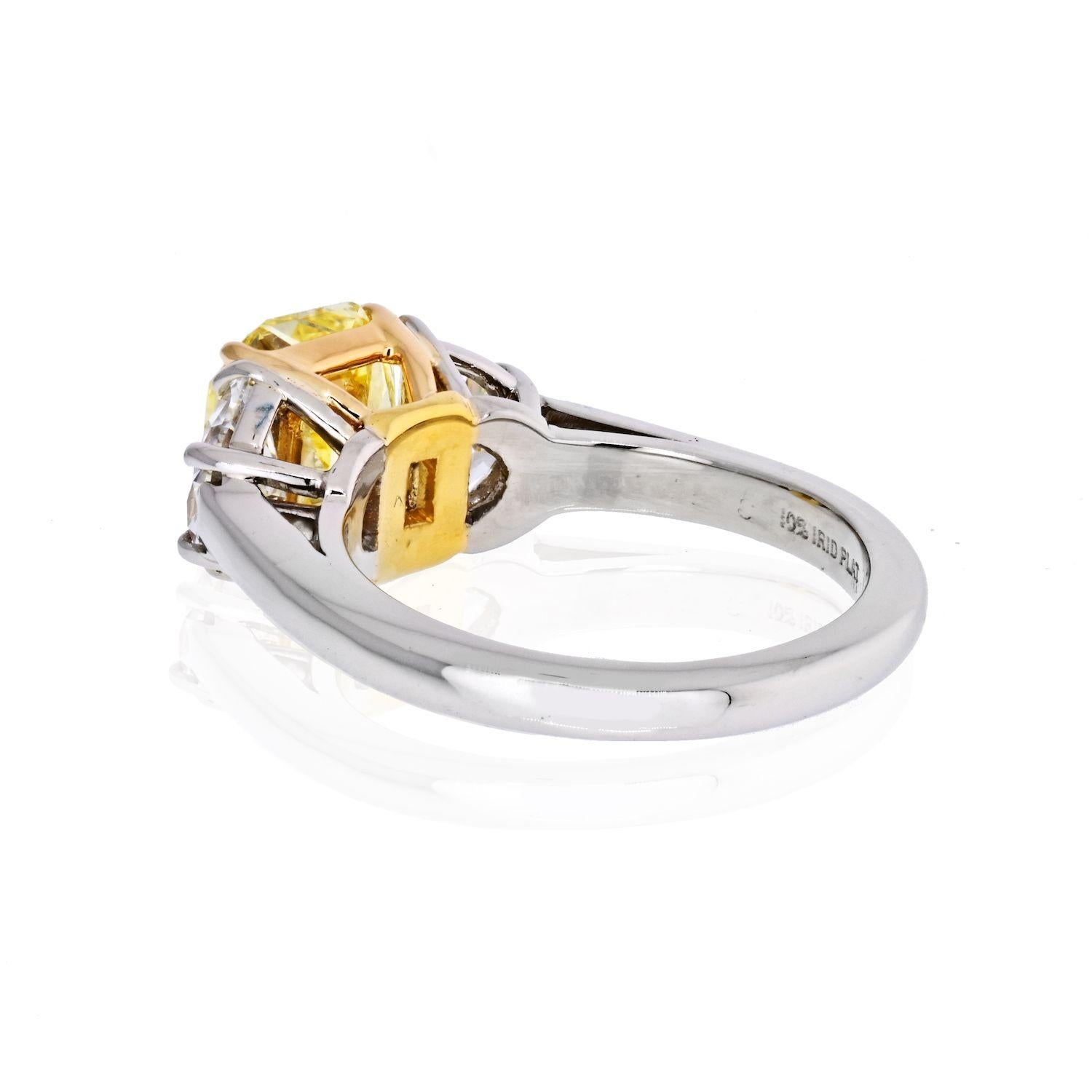 Moderne Bague fantaisie jaune intense coussin avec diamant taille bouclier de 2,16 carats certifié GIA en vente