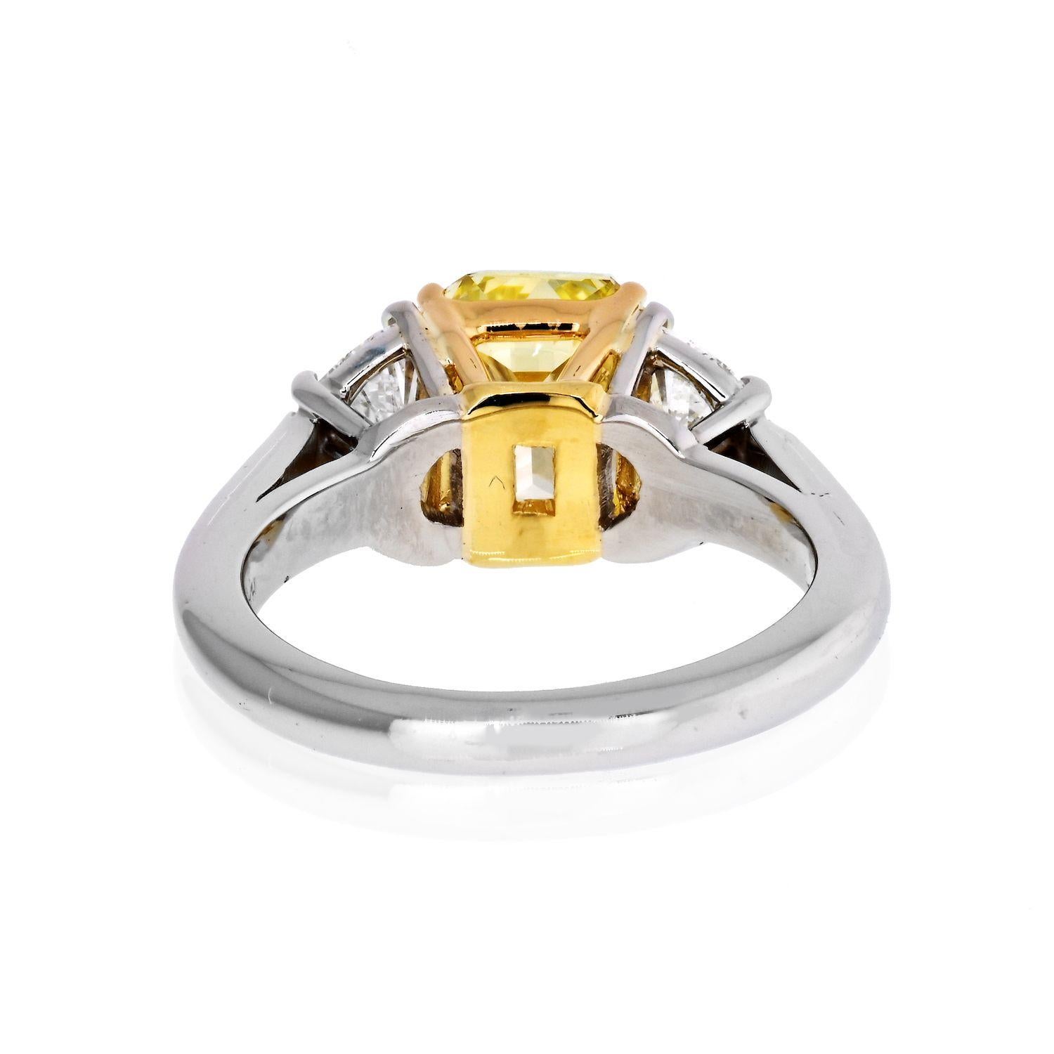 Taille coussin Bague fantaisie jaune intense coussin avec diamant taille bouclier de 2,16 carats certifié GIA en vente