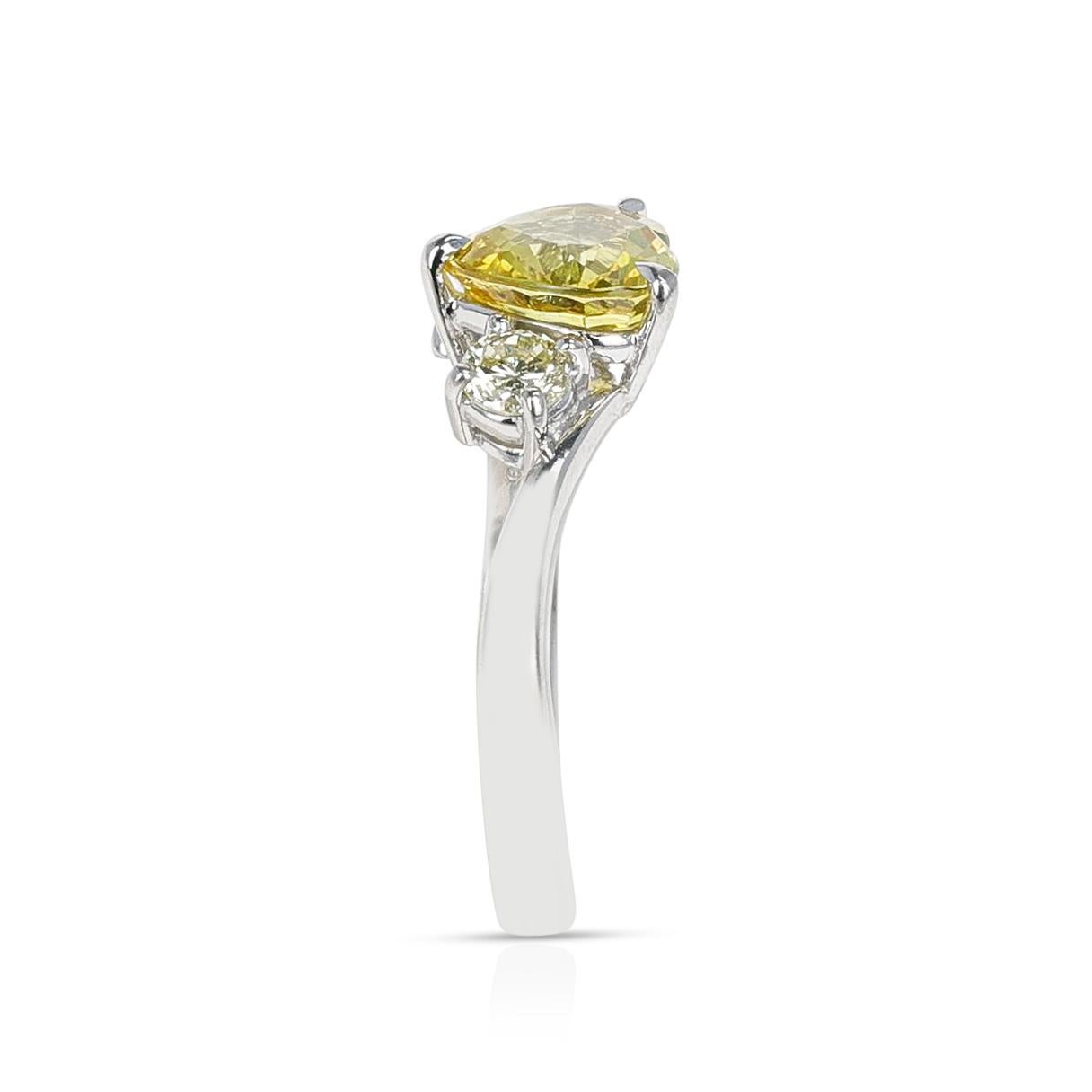 Un saphir jaune en forme de cœur de 2,16 carats et un saphir jaune de 0,51 ct. Deux diamants ronds en platine. Le poids total est de 5,30 grammes. La taille de la bague est US 7. 
