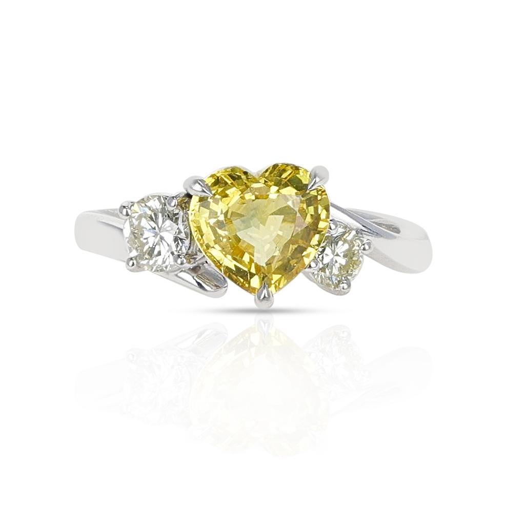 Taille ronde Saphir jaune en forme de cœur de 2,16 carats avec 0,51 carat Deux diamants ronds, platine en vente