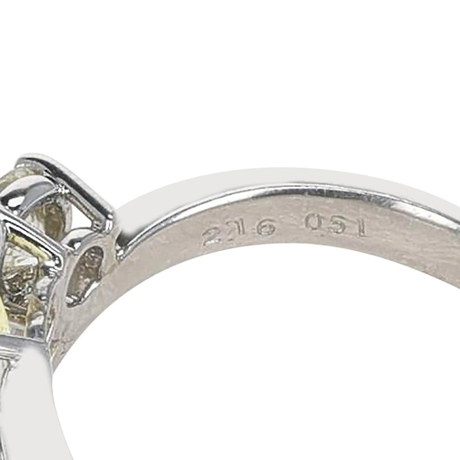 Saphir jaune en forme de cœur de 2,16 carats avec 0,51 carat Deux diamants ronds, platine Excellent état - En vente à New York, NY