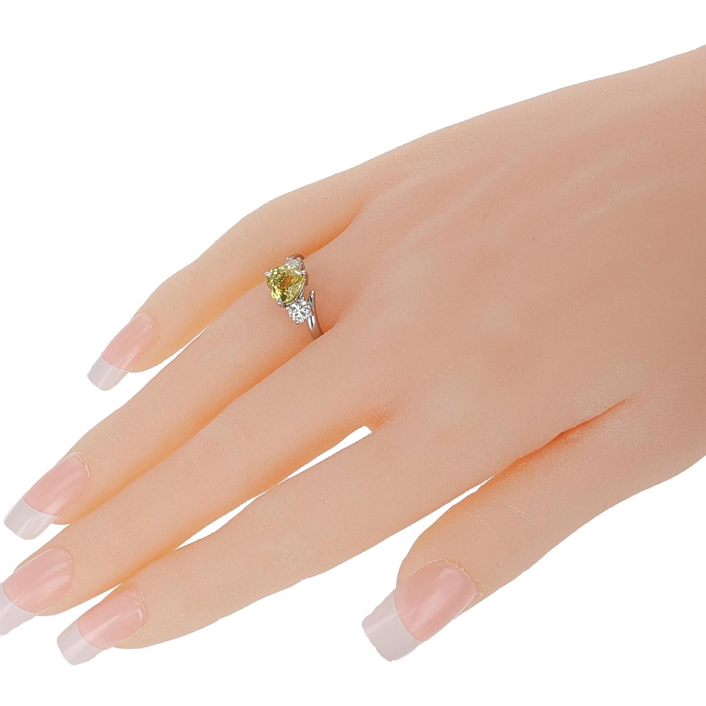 Saphir jaune en forme de cœur de 2,16 carats avec 0,51 carat Deux diamants ronds, platine Unisexe en vente