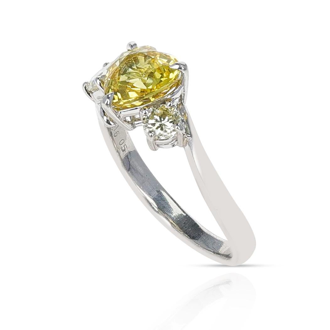 Saphir jaune en forme de cœur de 2,16 carats avec 0,51 carat Deux diamants ronds, platine en vente 1