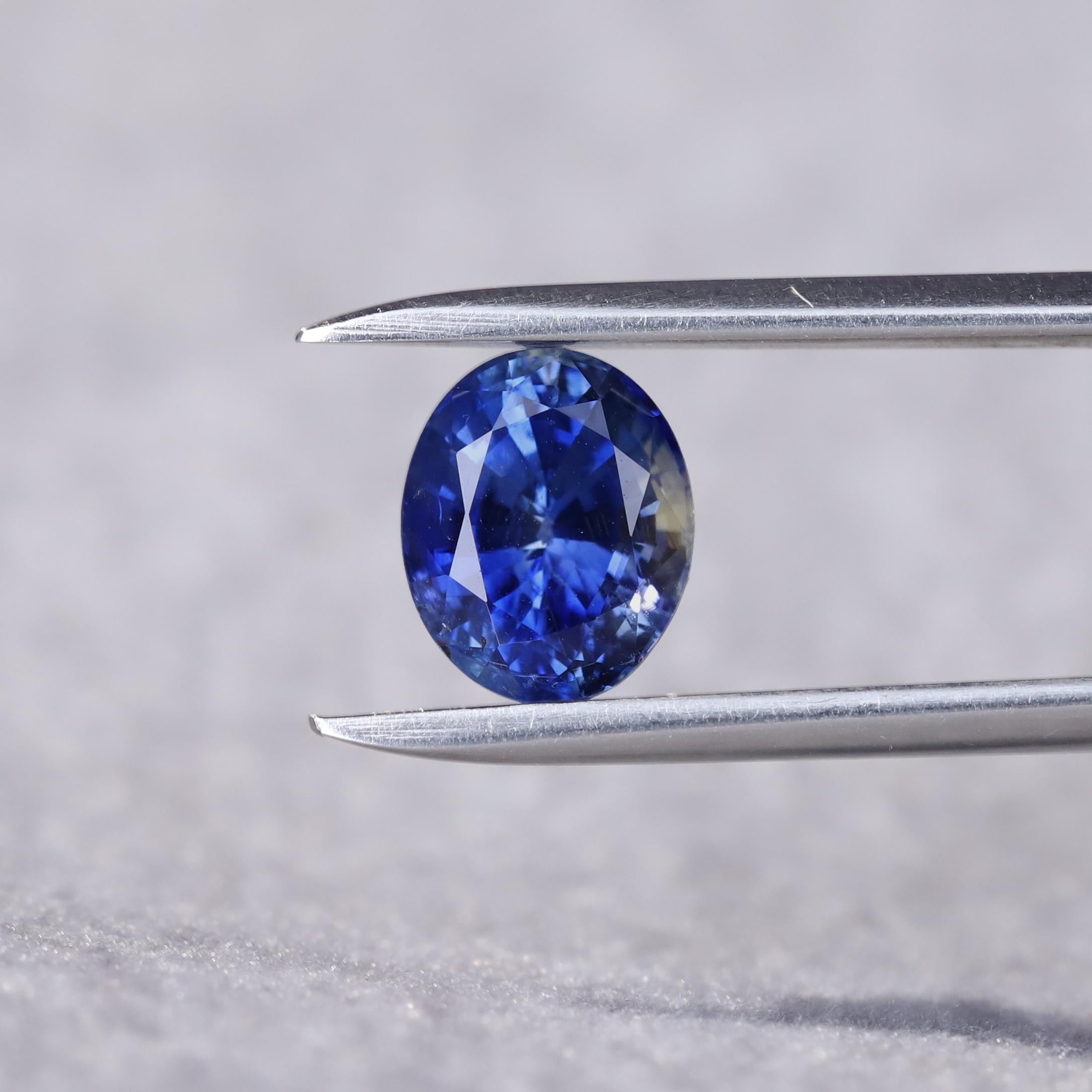2.16 Carat Oval Cut Natural Blue Sapphire Loose Gemstone from Sri Lanka (Saphir bleu naturel taillé en ovale) Pour femmes en vente
