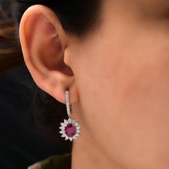 2,16 Karat Oval Rubin Starburst Ohrringe 1,6 Karat Diamant 14k Weißgold