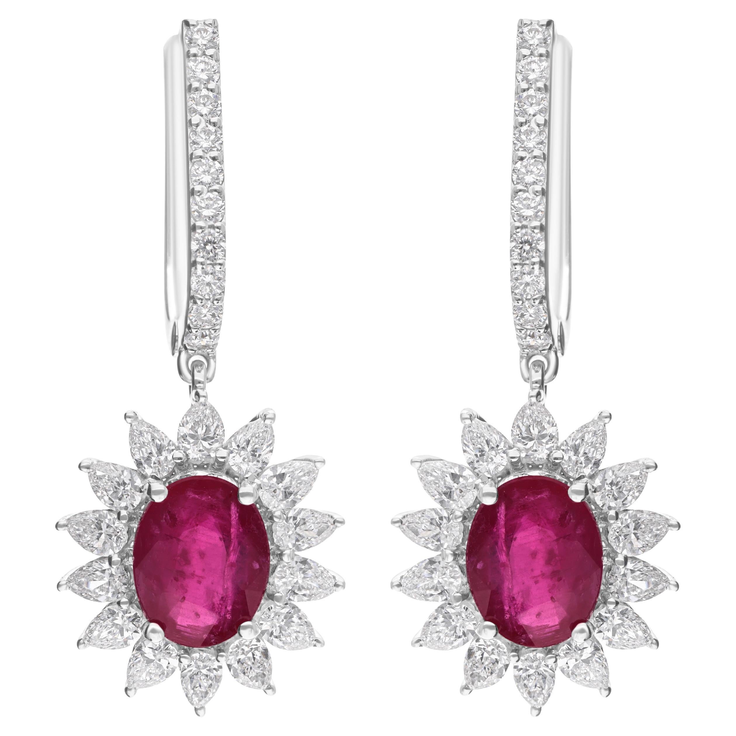 Orecchini a pendente con rubino ovale da 2,16 carati e diamante da 1,6 carati in oro bianco 14 carati in vendita