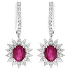 Orecchini a pendente con rubino ovale da 2,16 carati e diamante da 1,6 carati in oro bianco 14 carati