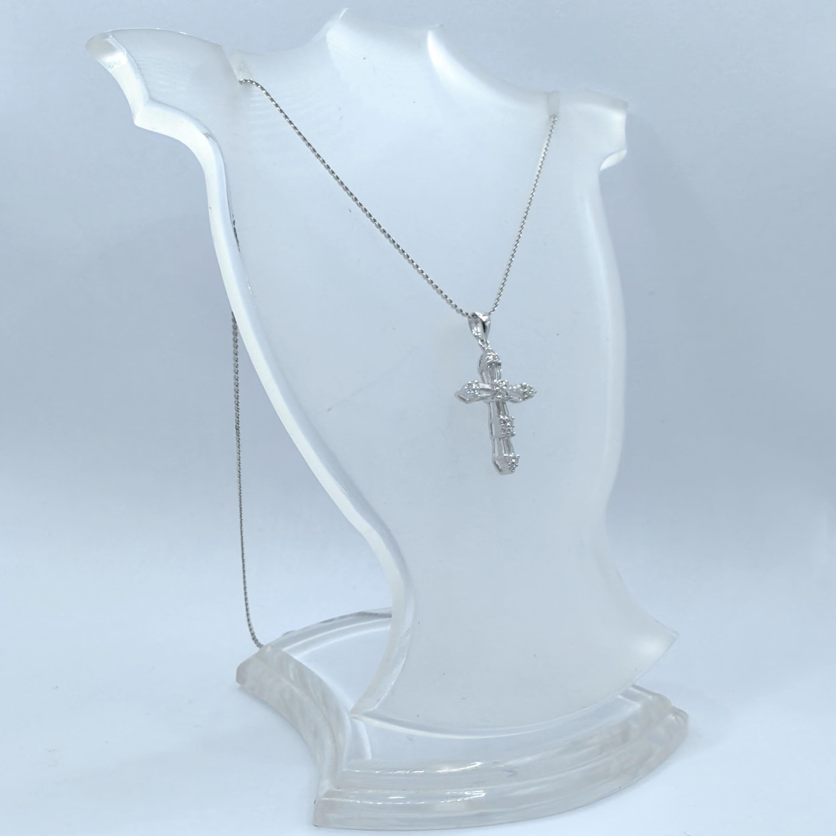 Pendentif croix en or blanc 18 carats avec diamants baguettes et ronds de 2,16 carats en vente 3