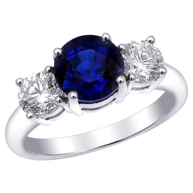 Bague en or blanc 18 carats sertie de diamants et saphir bleu de 2,16 carats 