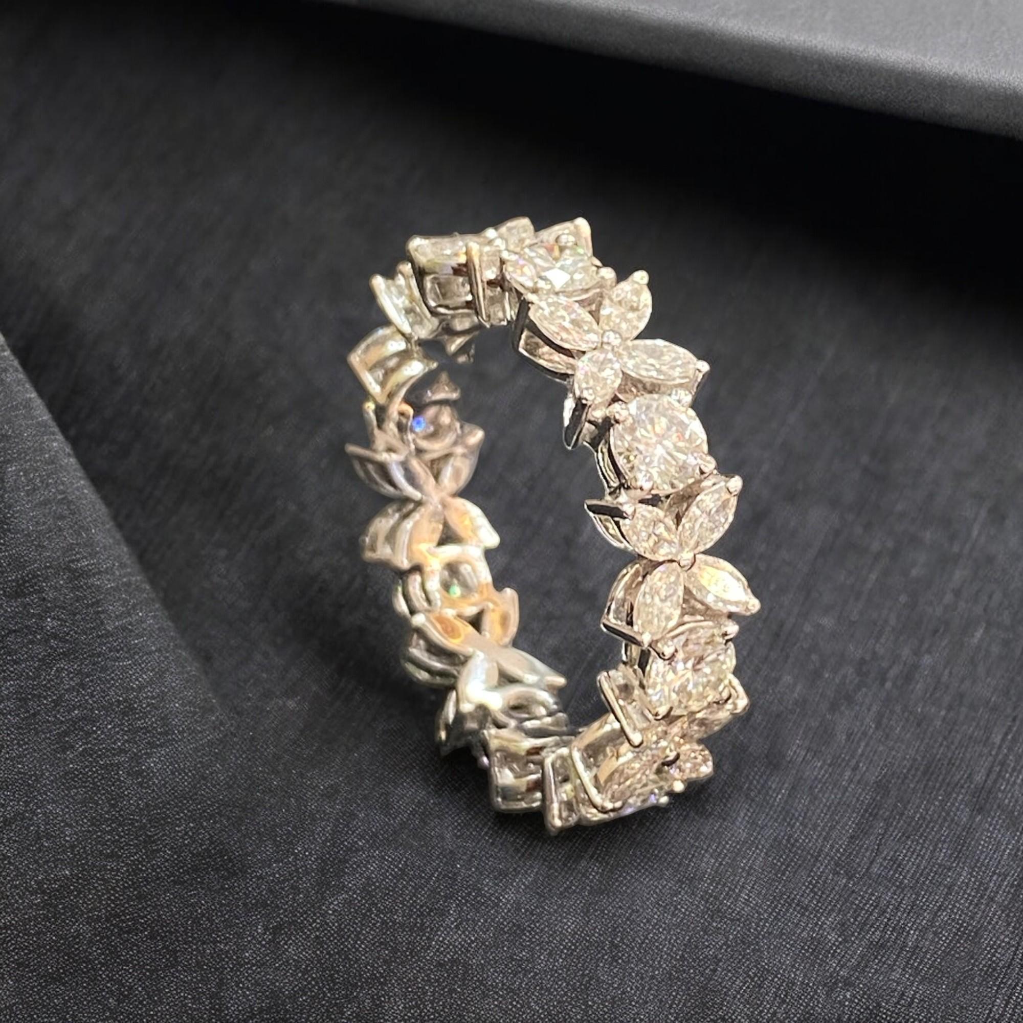 Contemporain 2.16 Carats Marquise Round Brilliant Cut F/VS1 Diamonds Band Ring 18K White Gold en vente