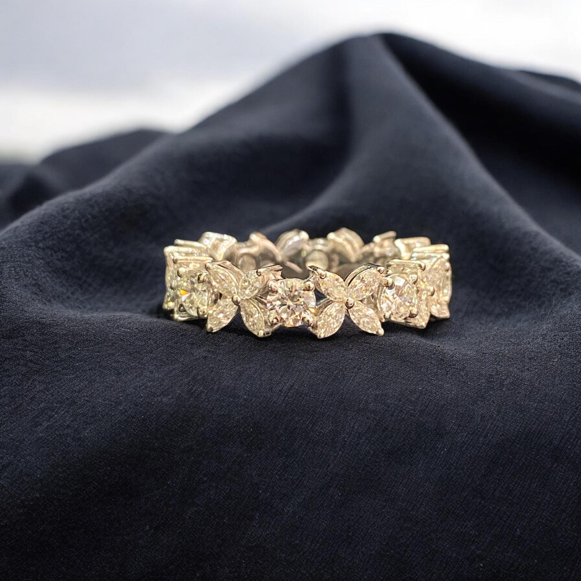 Taille Marquise 2.16 Carats Marquise Round Brilliant Cut F/VS1 Diamonds Band Ring 18K White Gold en vente