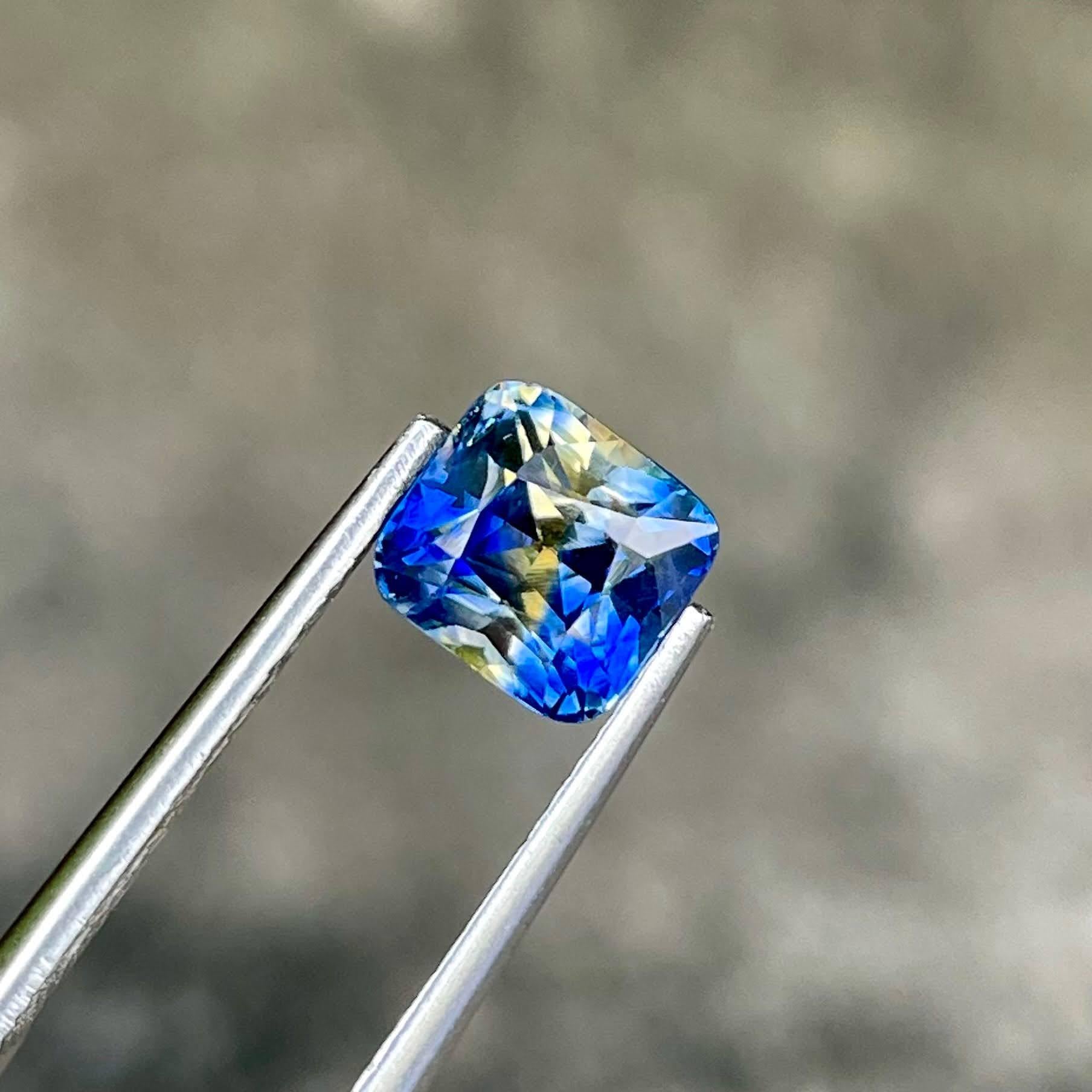 Gewicht 2,16 Karat 
Abmessungen 6,68x6,28x5,16 mm
Behandlung Beheizt 
Klarheit VVS
Herkunft Sri Lanka 
Kissen formen 
Fancy Kissen schneiden 



Dieser 2,16 Karat schwere Parti-Saphir ist ein atemberaubender natürlicher Edelstein aus Sri Lanka, der