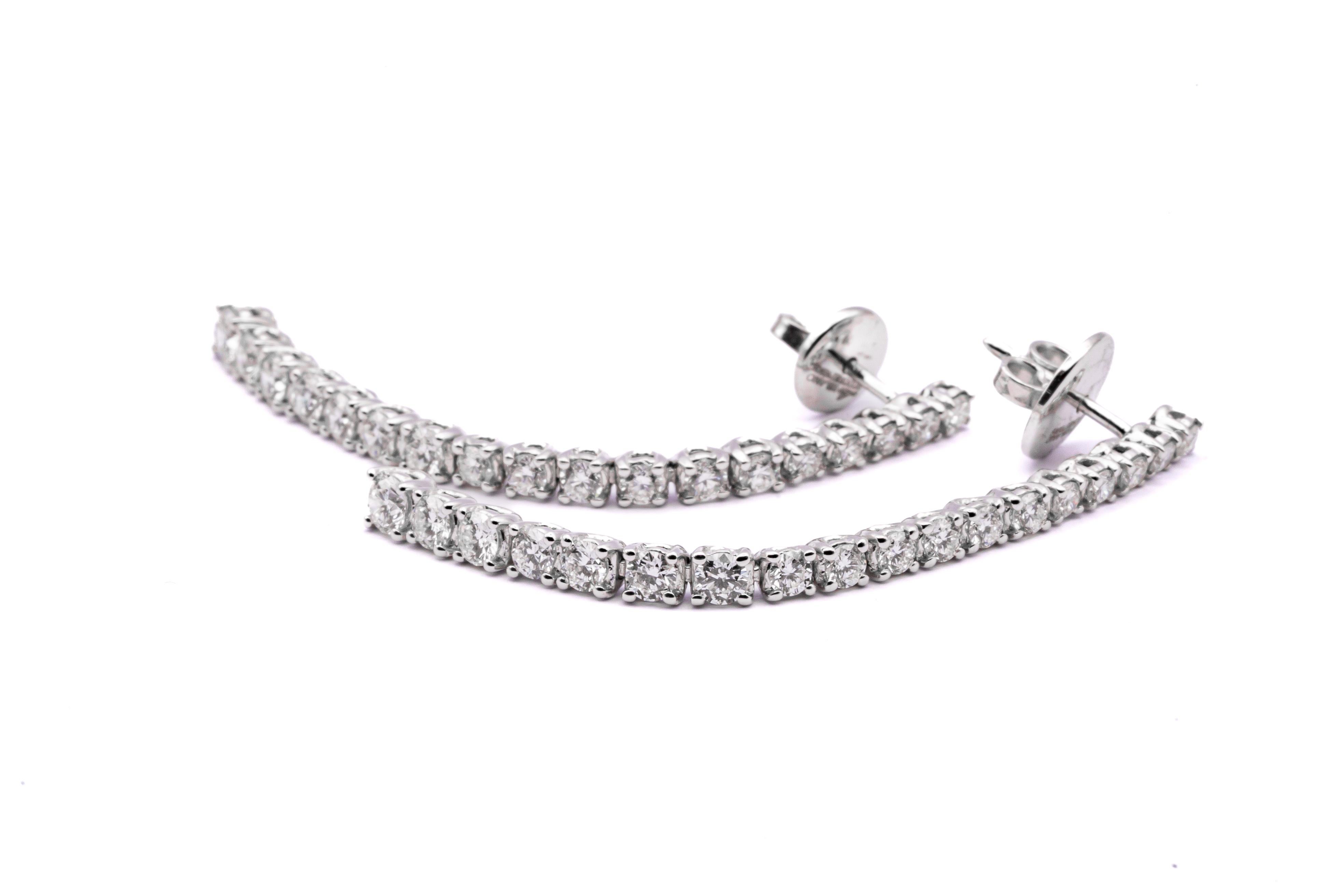 Magnificent and bright VS G color diamond tennis pendant earrings in 18 carat white gold.
Simplicity at it's best, one of our most sold item.
any item of our jewelry collection has a dedicated identification number lasered on the gold. Leo Milano