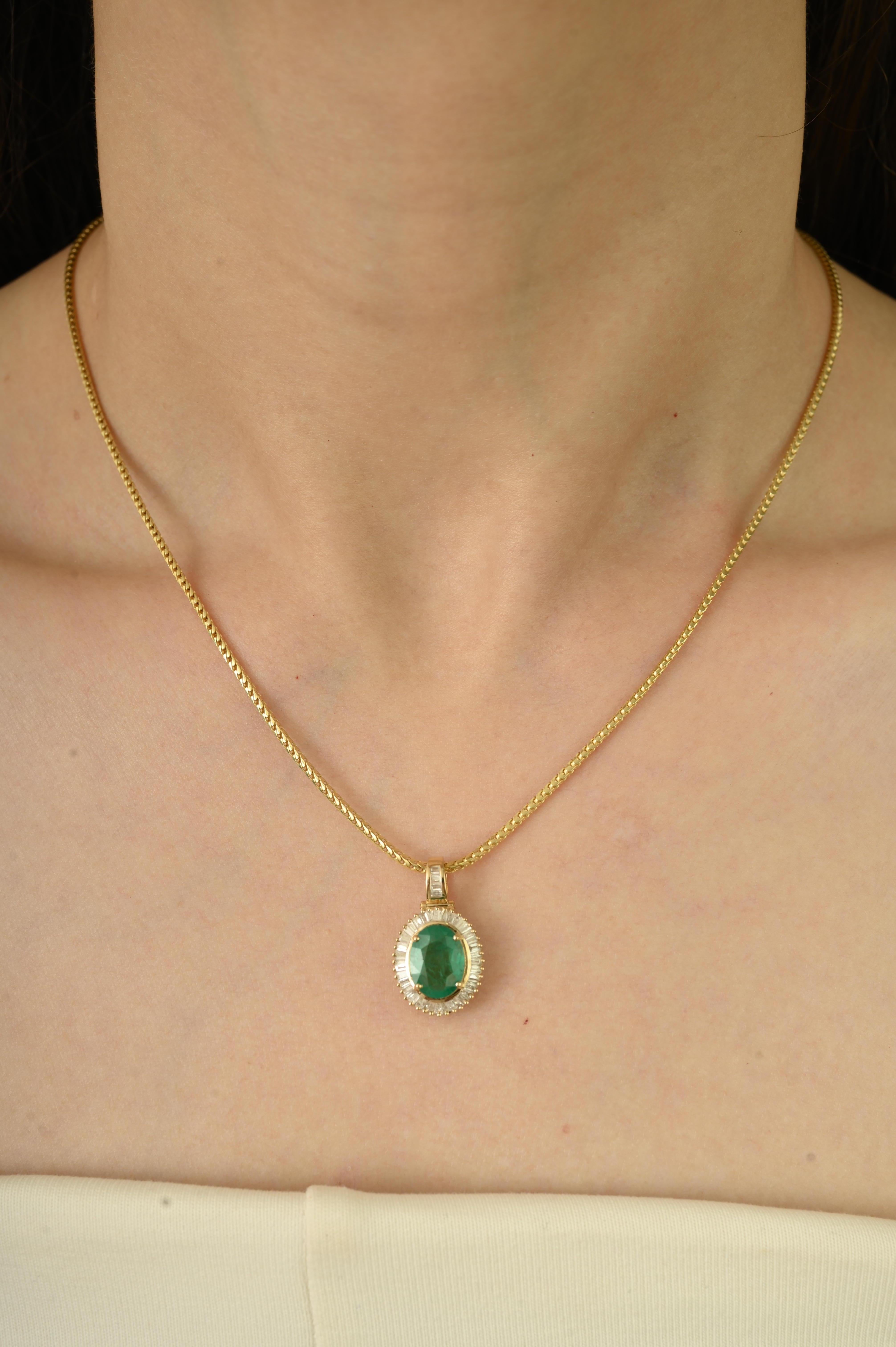 Questo elegante pendente presenta uno smeraldo dal taglio ovale di 2,16 carati incastonato nell'oro giallo 14K, circondato da un'aureola di diamanti taglio baguette del peso di 0,36 carati. I diamanti sono incastonati a canale per esaltare il