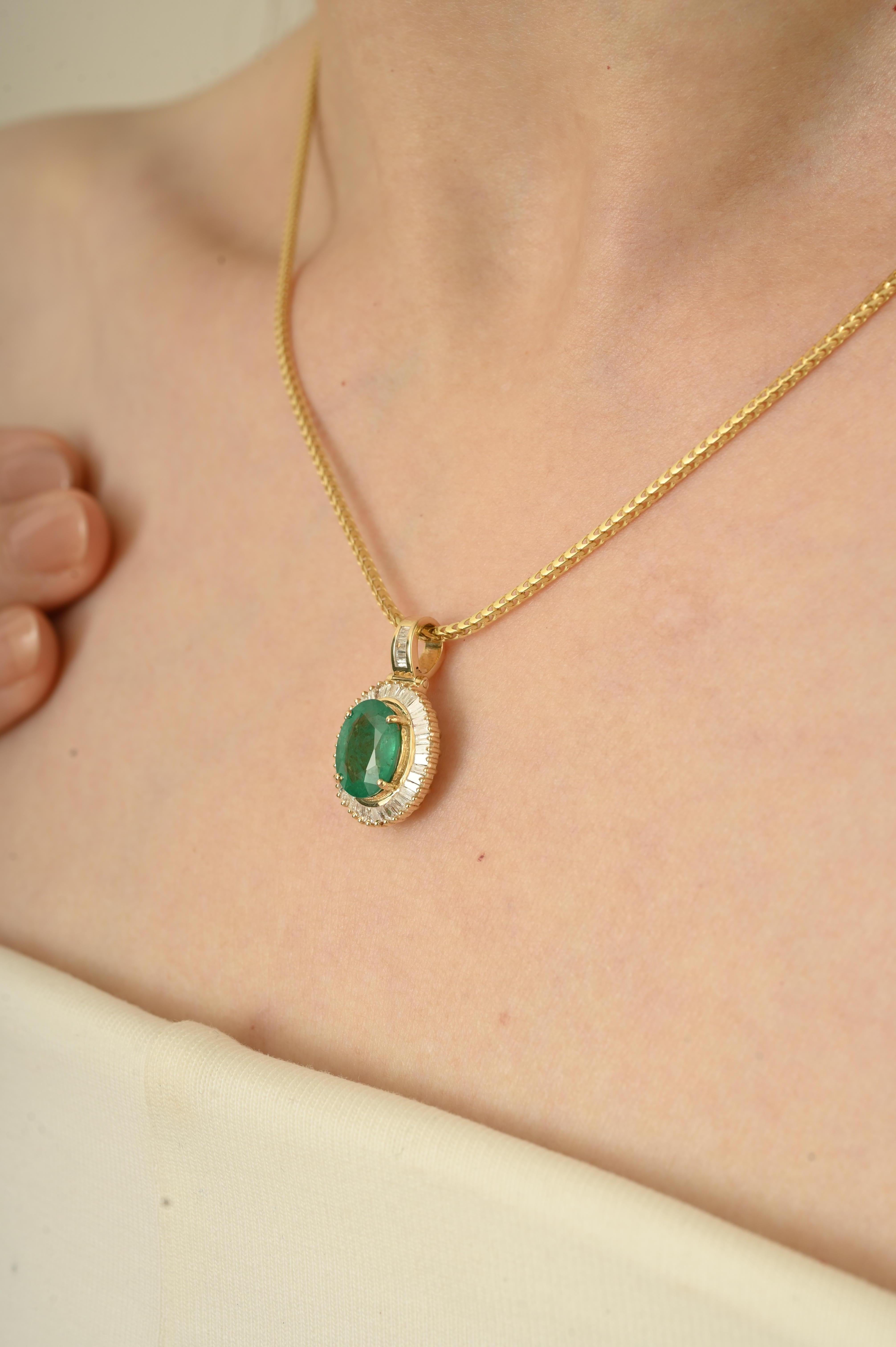 Donna Ciondolo a forma di smeraldo ovale e diamante baguette da 2,16 carati in oro 14K Regalo di Natale in vendita