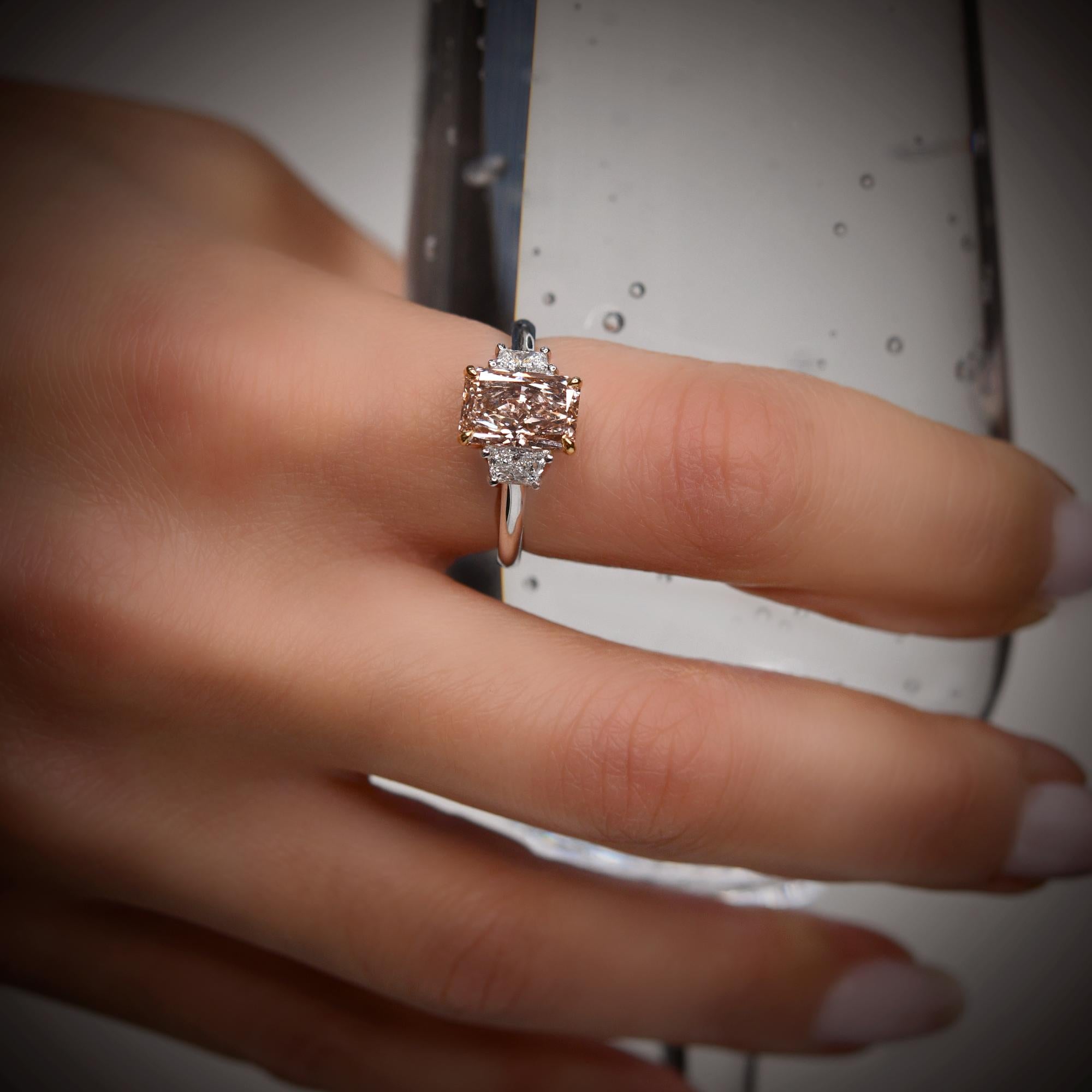 Anello con tre pietre di diamante radiante di colore marrone rosato di 2,16 carati certificato GIA In condizioni Nuovo in vendita a New York, NY