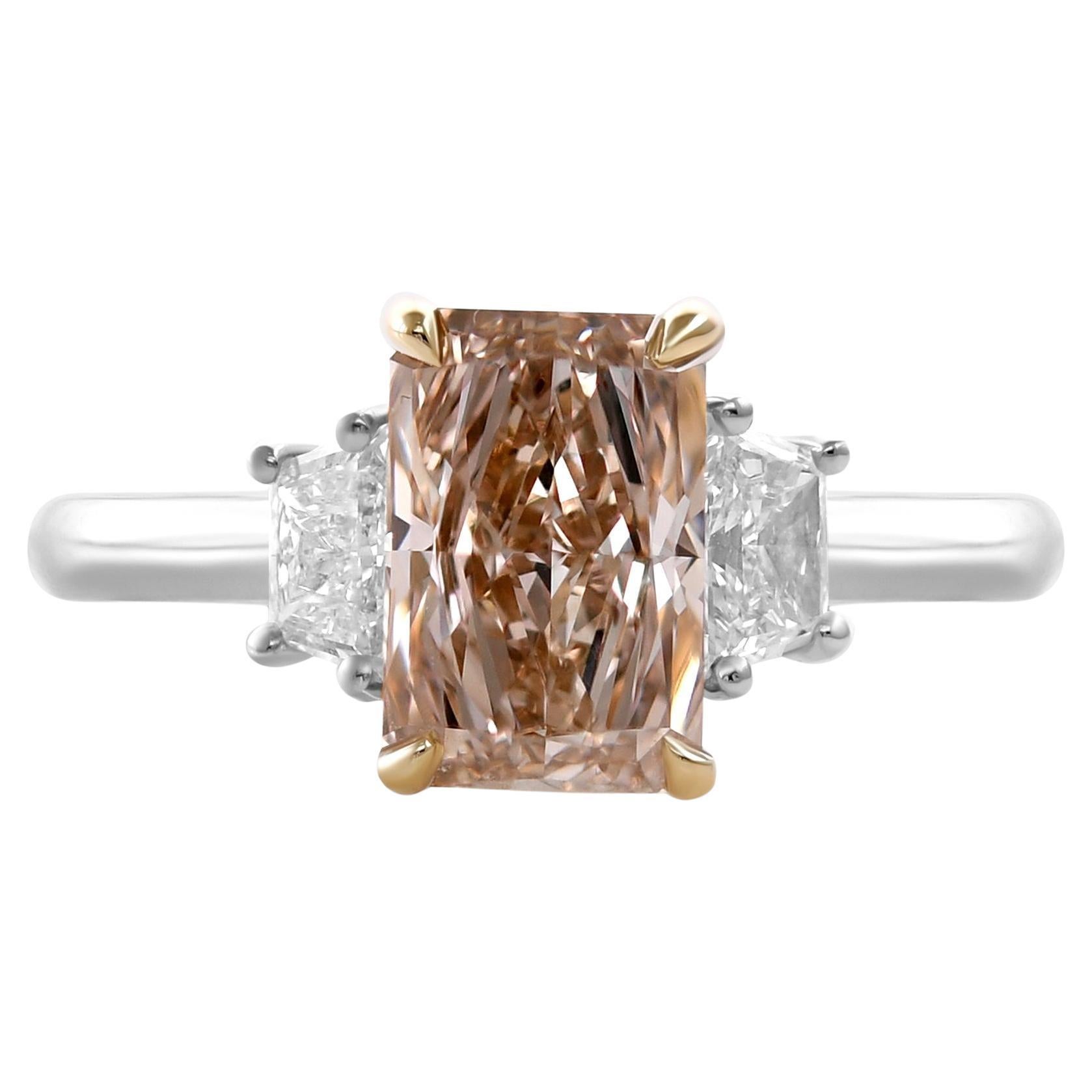 Anello con tre pietre di diamante radiante di colore marrone rosato di 2,16 carati certificato GIA in vendita