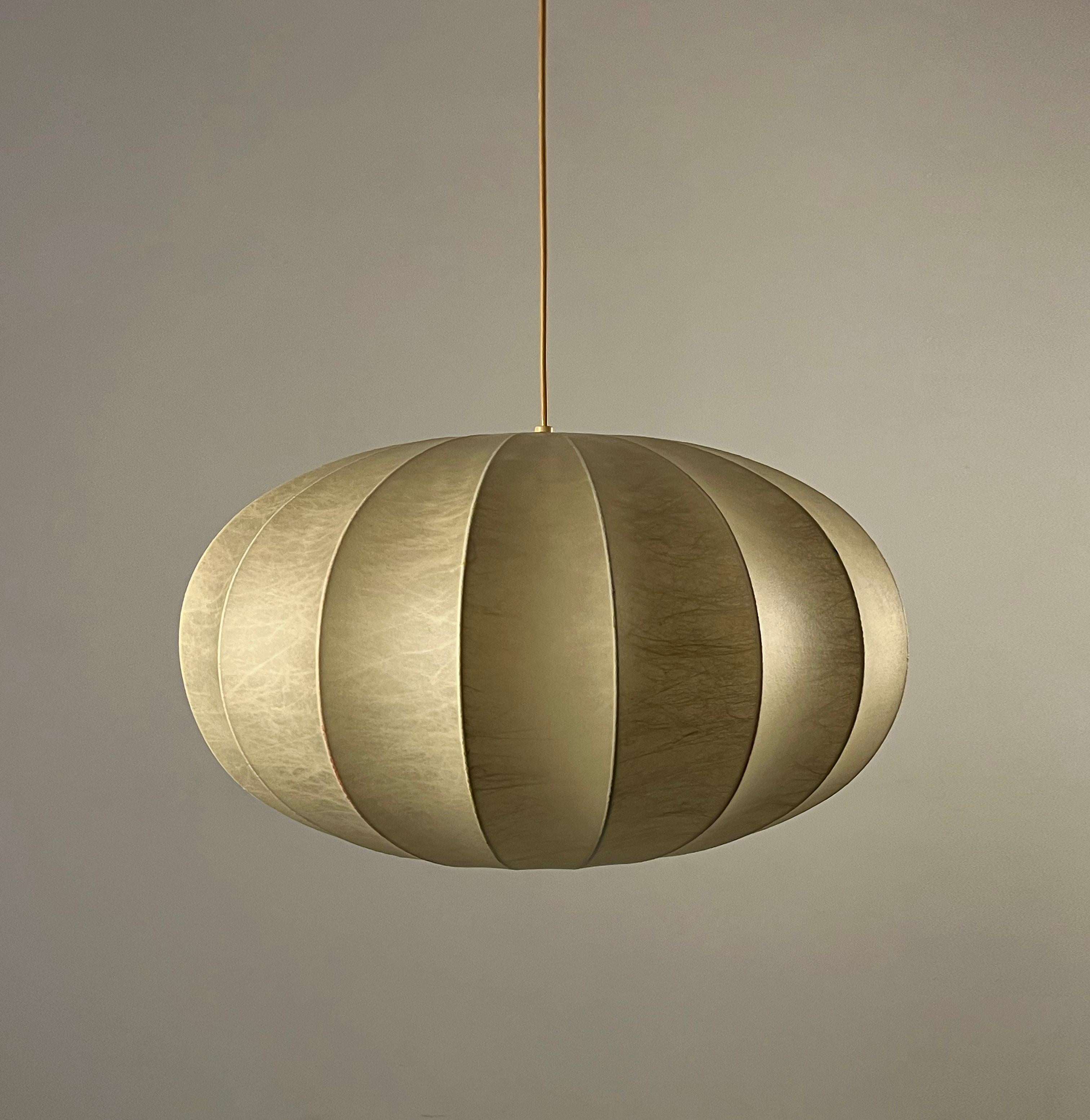 1960s Space Age Cocoon Pendant Lamp by Friedel Wauer for Goldkant Leuchten.

Immerse yourself in the enchanting space age with this spherical chandelier, a radiant masterpiece by Friedel Wauer for Goldkant Leuchten in 1960s Germany. Its enveloping