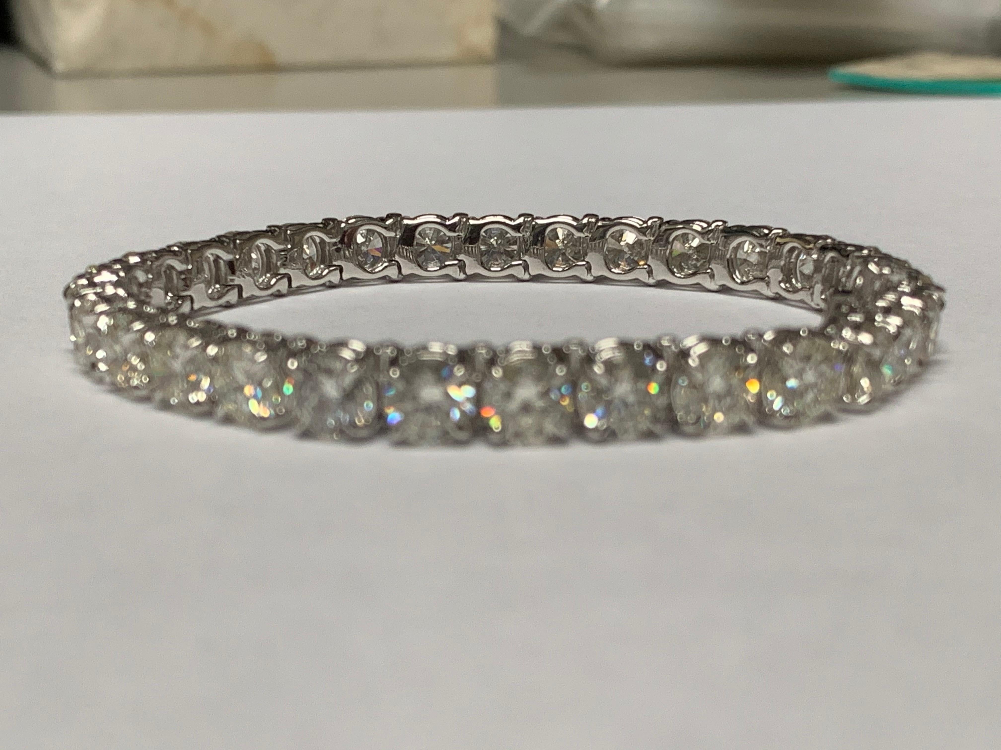 21.60 Carat Total Weight Round Brilliant Diamonds Tennis Bracelet In New Condition In New York, NY