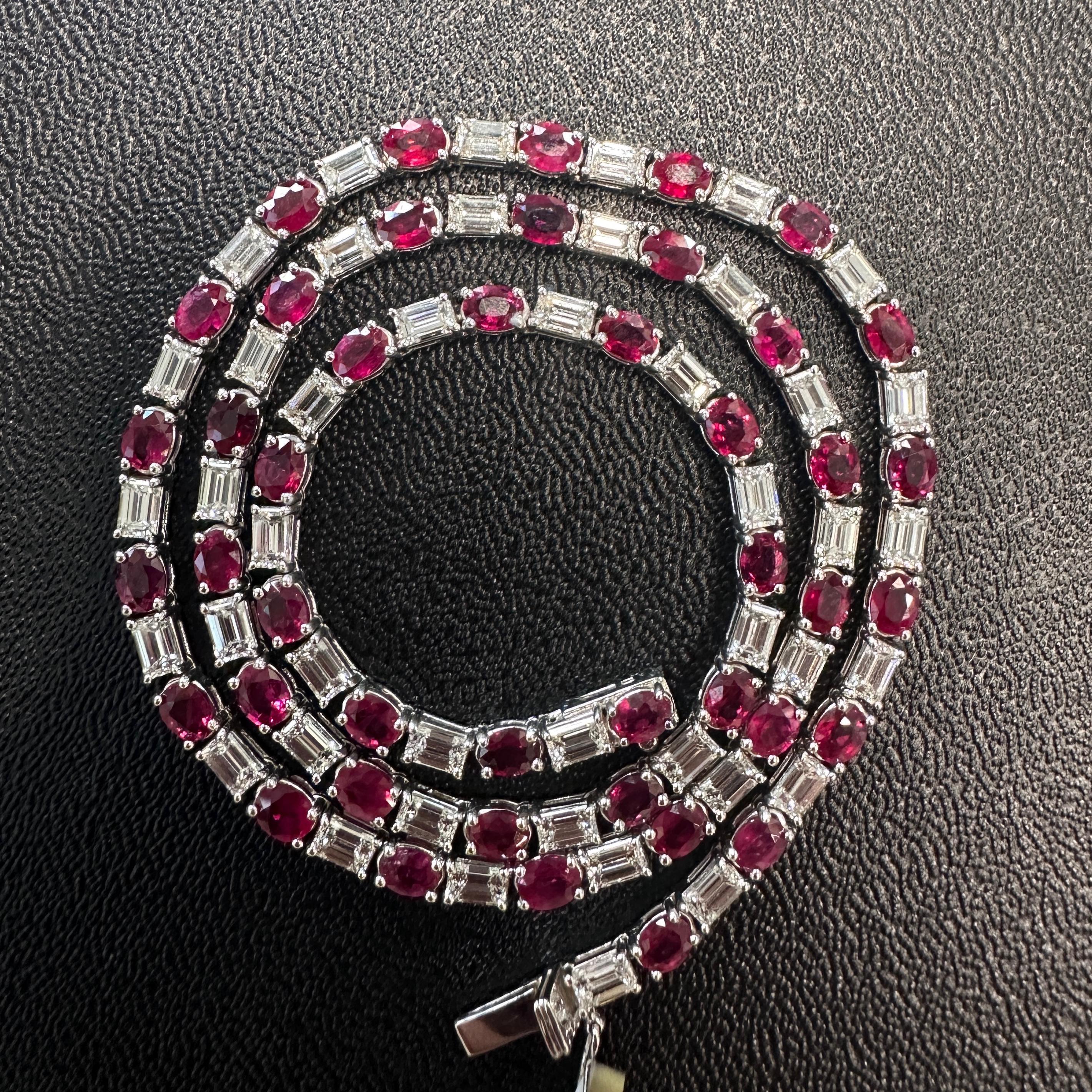 Contemporain Collier de tennis en or blanc 14K avec rubis ovale de 21,62 carats et diamants taille émeraude en vente