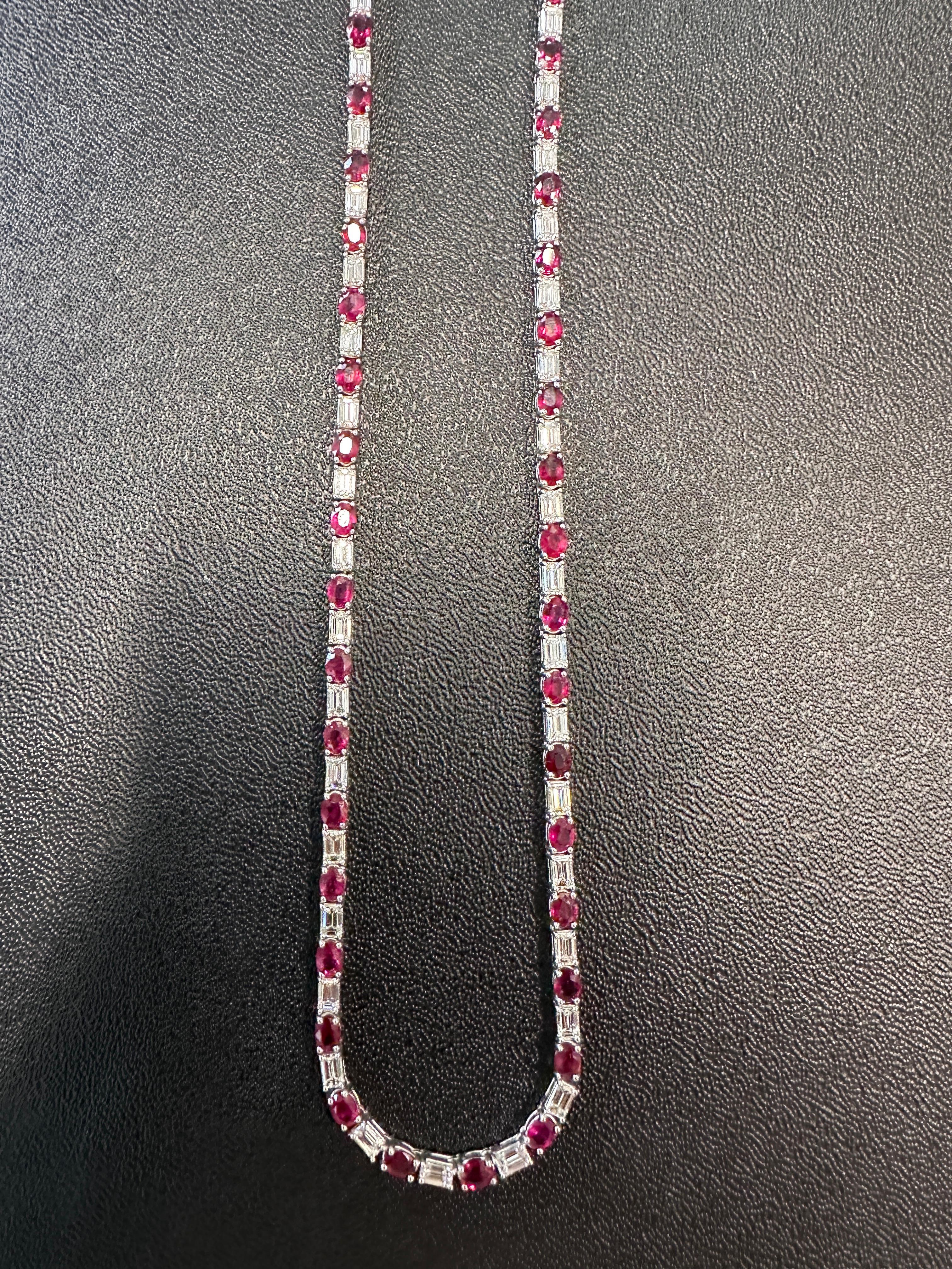 Collier de tennis en or blanc 14K avec rubis ovale de 21,62 carats et diamants taille émeraude Unisexe en vente