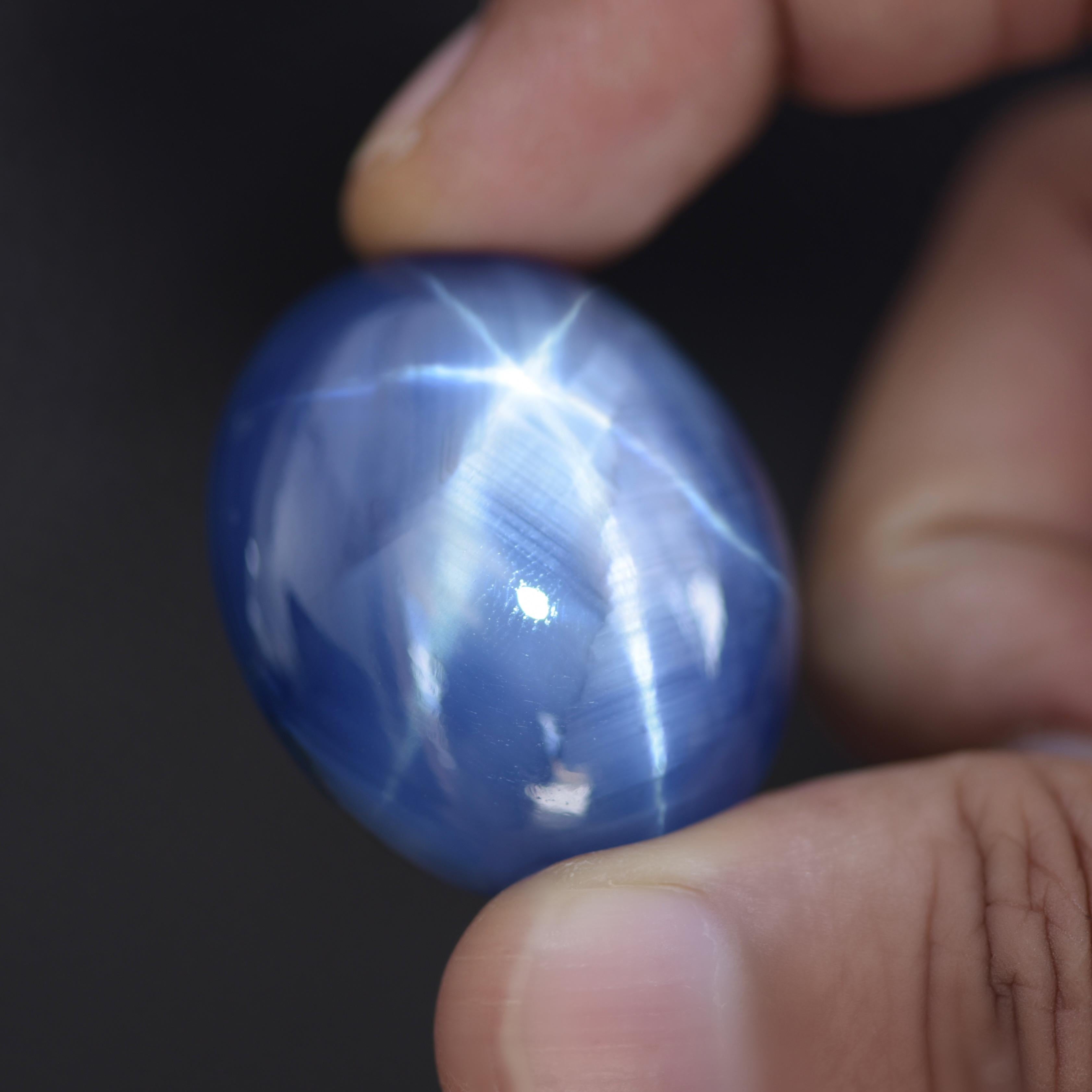 Phänomenale Saphire sind unglaublich. Dieser Cabochon ist ein Unikat. 
Er hat so viele Eigenschaften: 
- Er ist sehr groß - mehr als 216 Karat
- Er hat einen sehr schönen und geraden Stern mit sechs Strahlen 
- Die Farbe des Steins ist sehr schön
-
