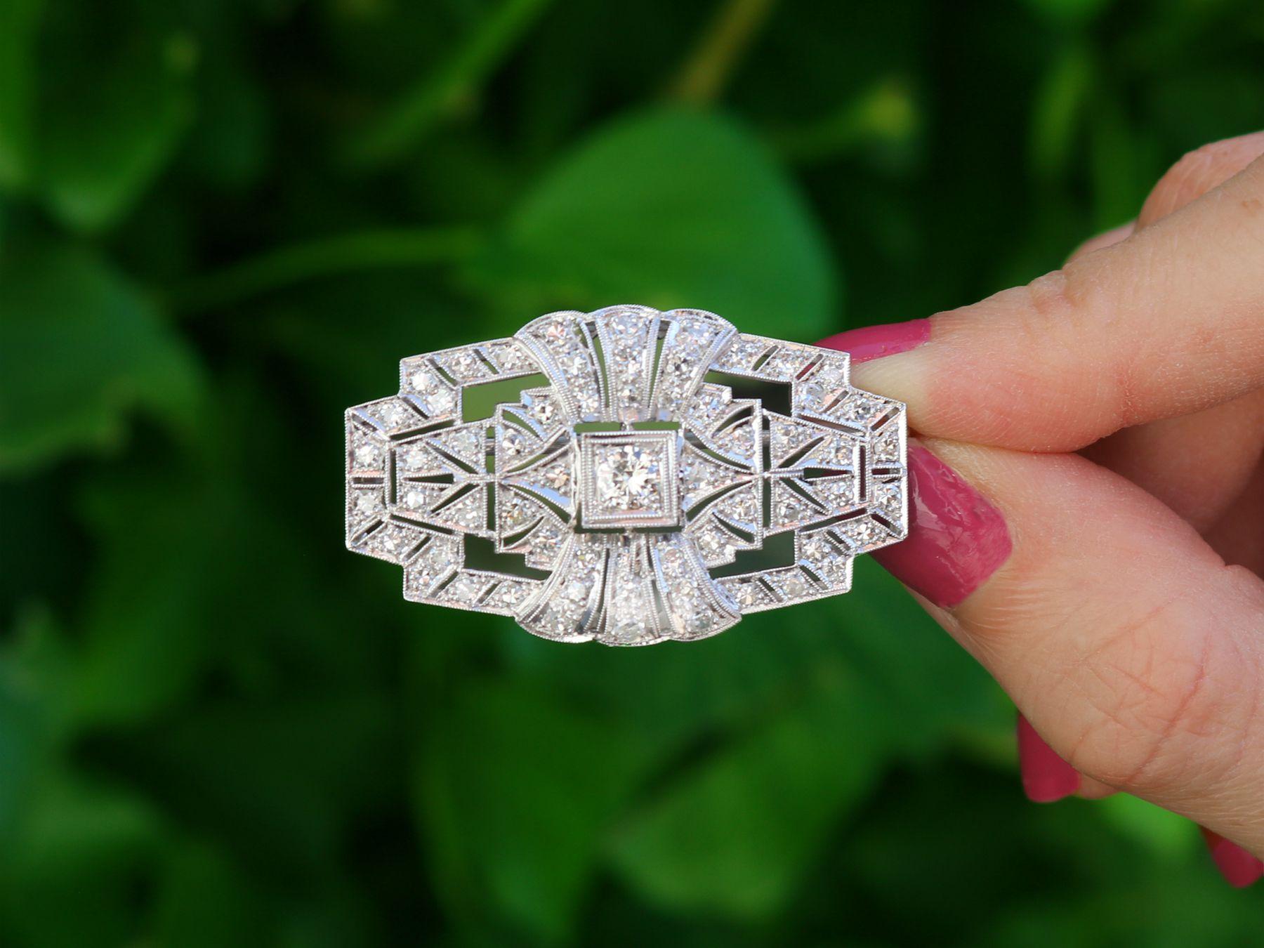 Eine atemberaubende, feine und beeindruckende Art Deco-Brosche mit 2,16 Karat Diamanten und Platin; Teil unserer vielfältigen antiken Schmuck- und Estate Jewelry-Kollektionen.

Diese atemberaubende, edle und beeindruckende Diamantbrosche ist aus