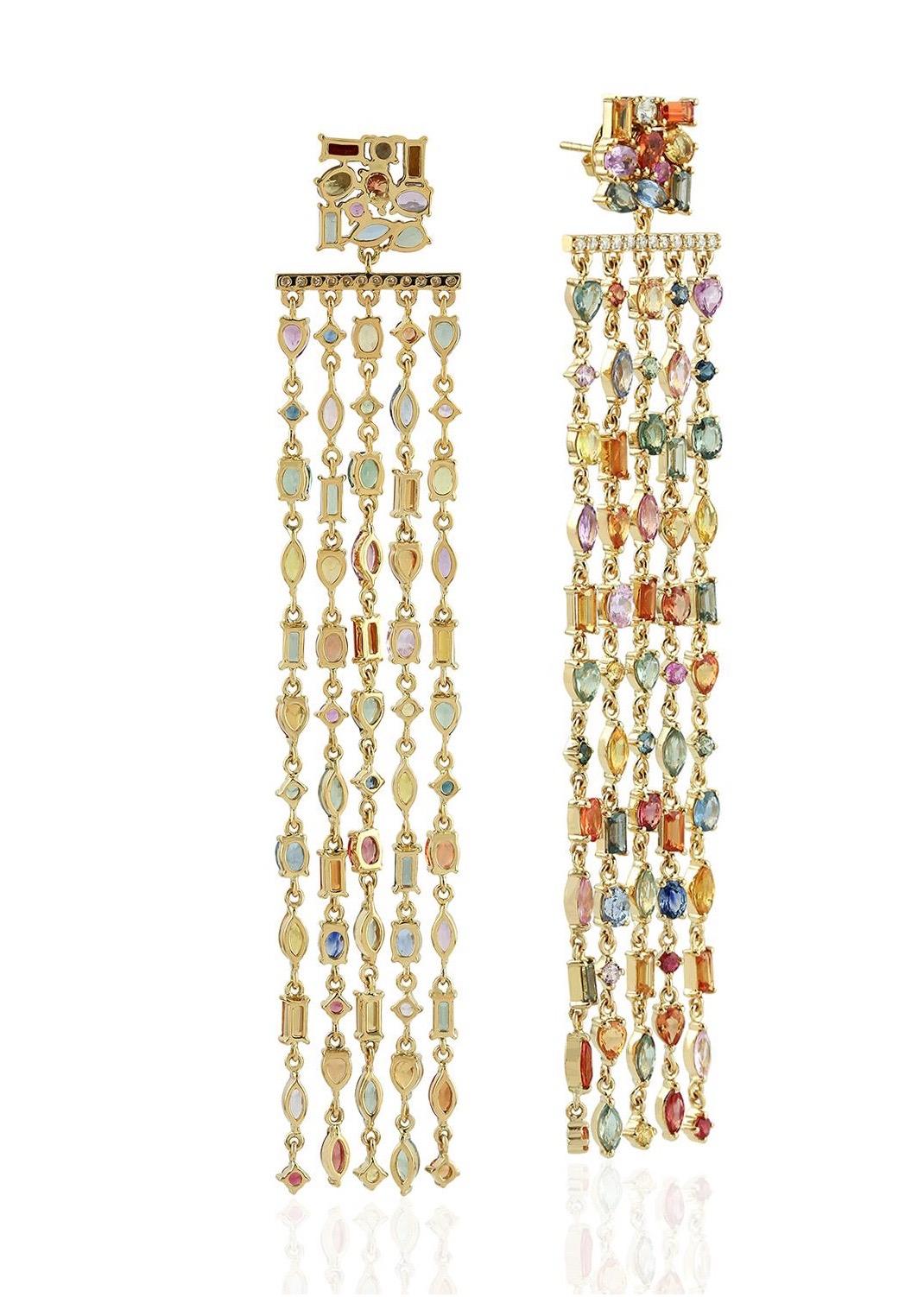 Diese Regenbogen-Ohrringe mit mehreren Saphiren sind handgefertigt aus 18 Karat Gold. Es ist wunderschön mit 21,7 Karat Multi-Saphiren und .25 Karat funkelnden Diamanten detailliert. Vorrätig

FOLLOW MEGHNA JEWELS Storefront, um die neueste