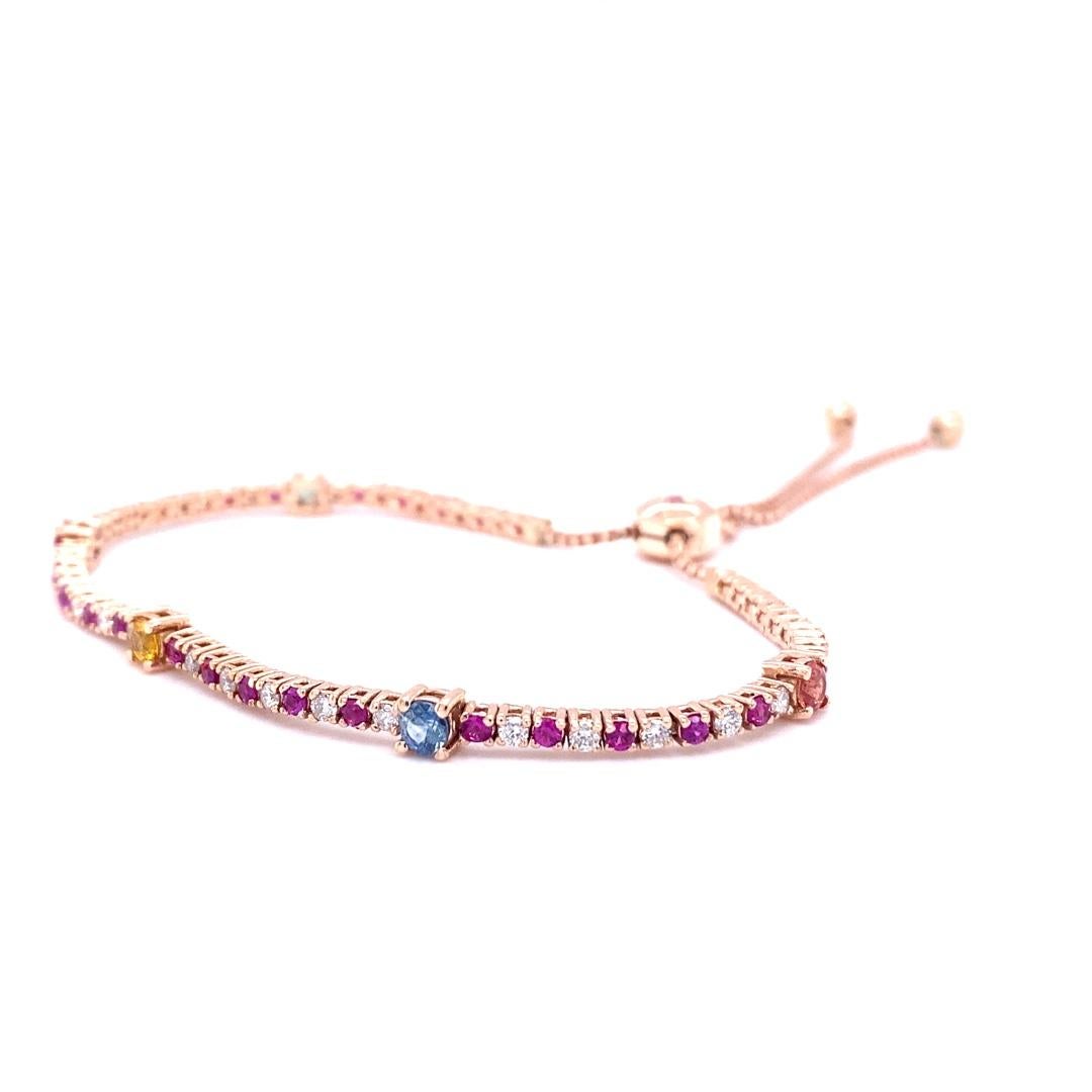 Delicato e bellissimo. 
Bracciale in oro rosa 14K con zaffiri multicolore e diamanti, regolabile per una vestibilità perfetta!

Ci sono 30 zaffiri rosa taglio rotondo che pesano 0,78 carati, 30 diamanti taglio rotondo che pesano 0,63 carati