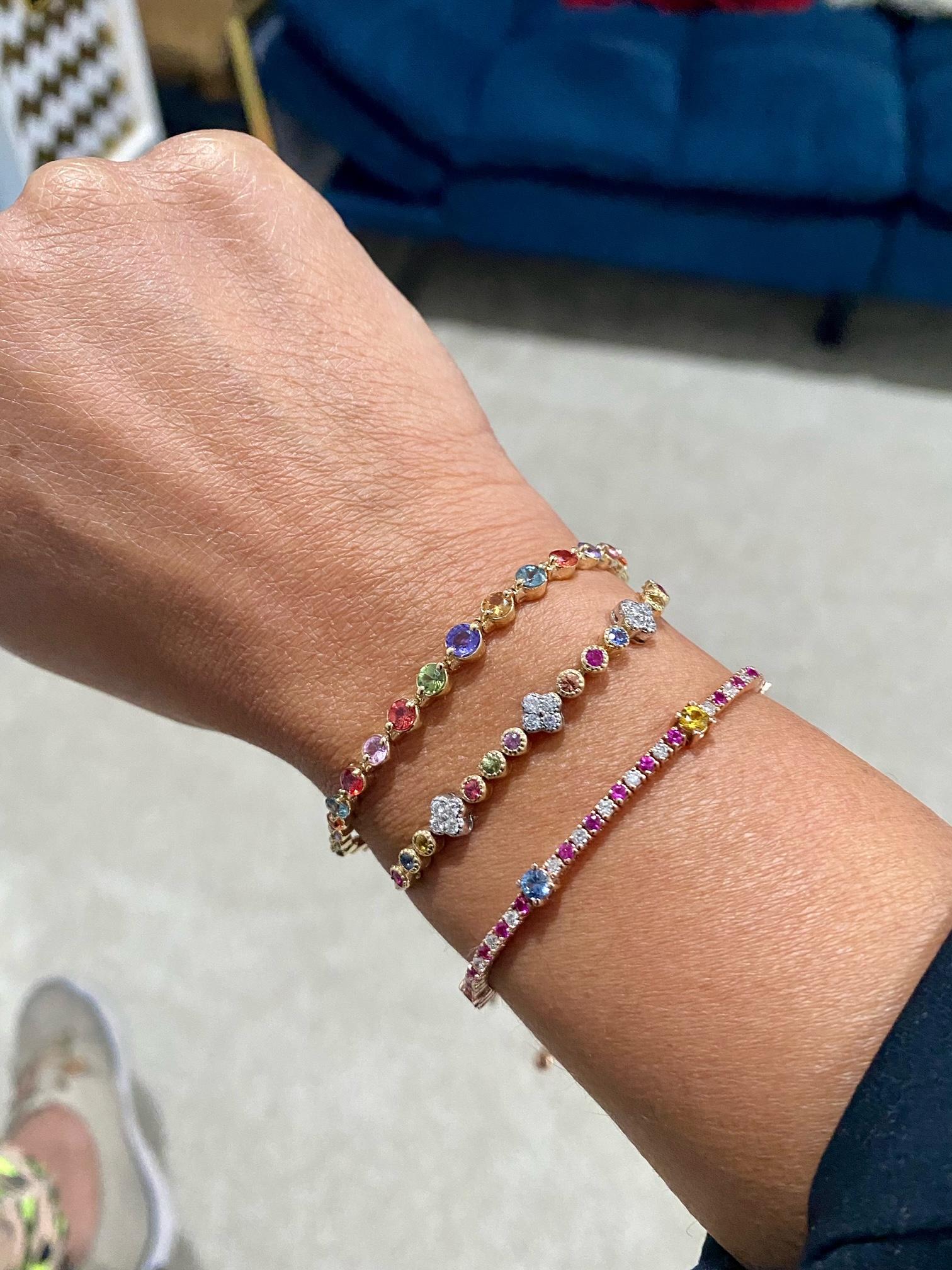 Bracciale in oro rosa regolabile con zaffiri e diamanti multicolore da 2,17 carati in vendita 1