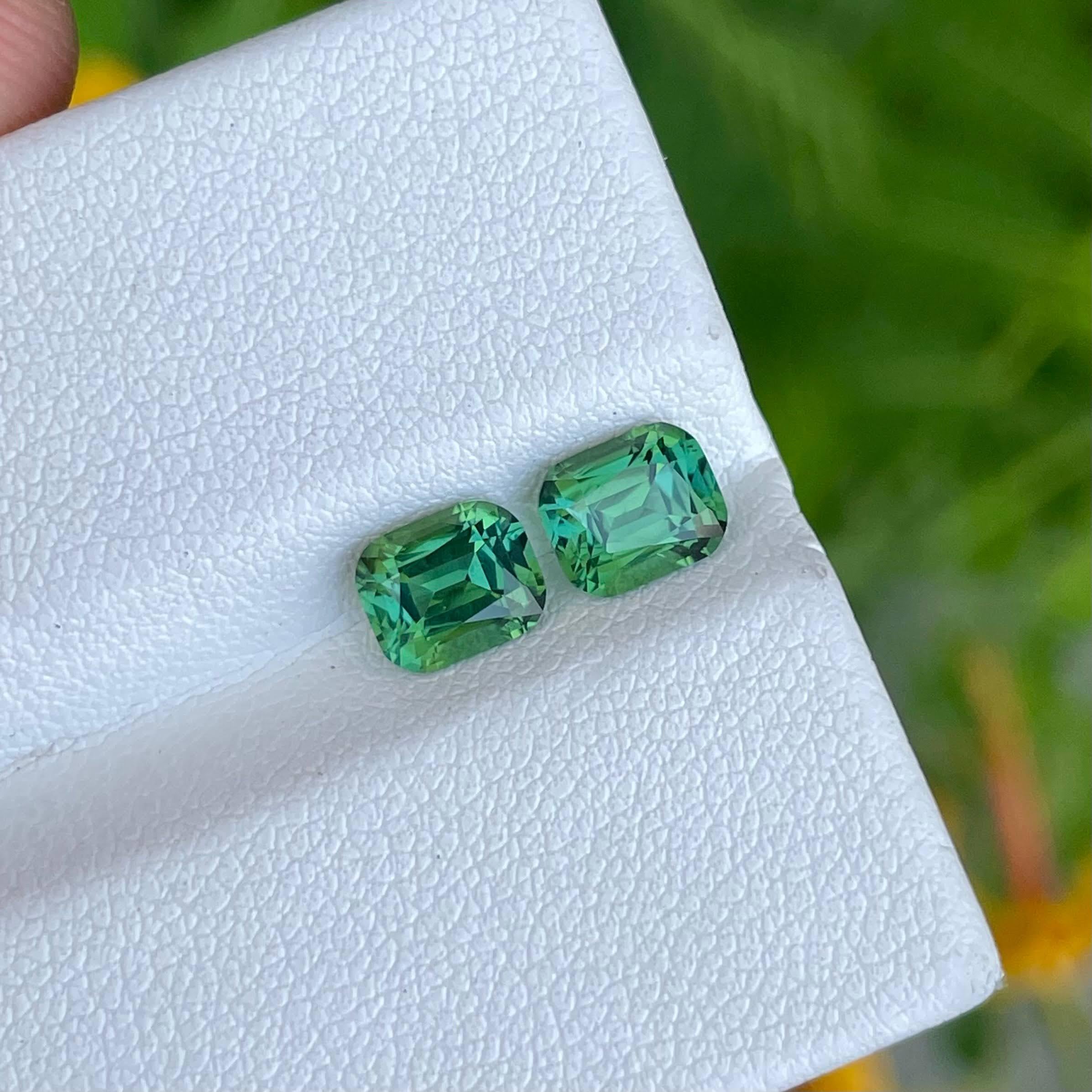 Moderno 2,17 carati di tormalina verde bluastra Coppia di gemme afghane con taglio a cuscino in vendita