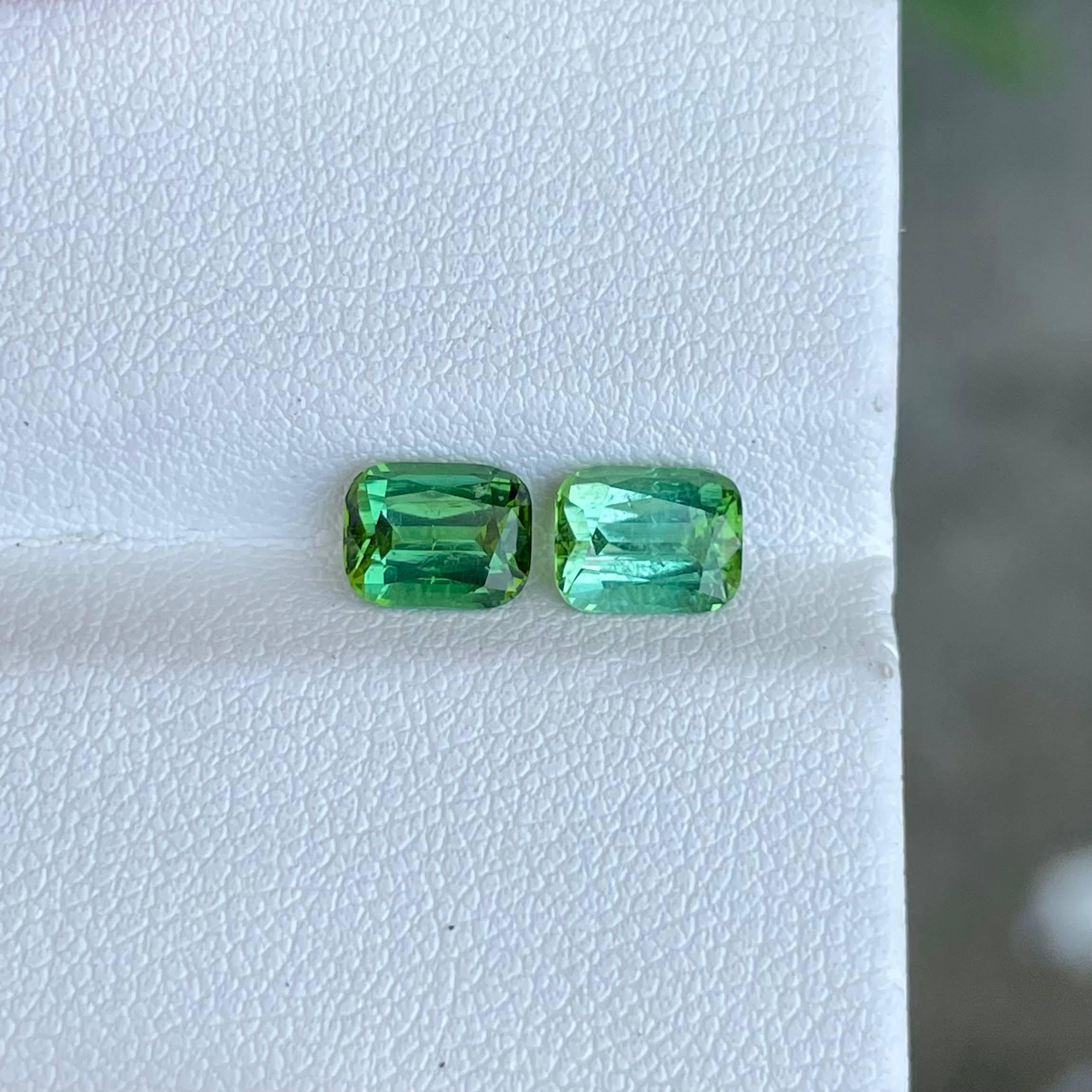 2,17 carati di tormalina verde chiaro Coppia di gemme afgane con taglio a cuscino In condizioni Nuovo in vendita a Bangkok, TH