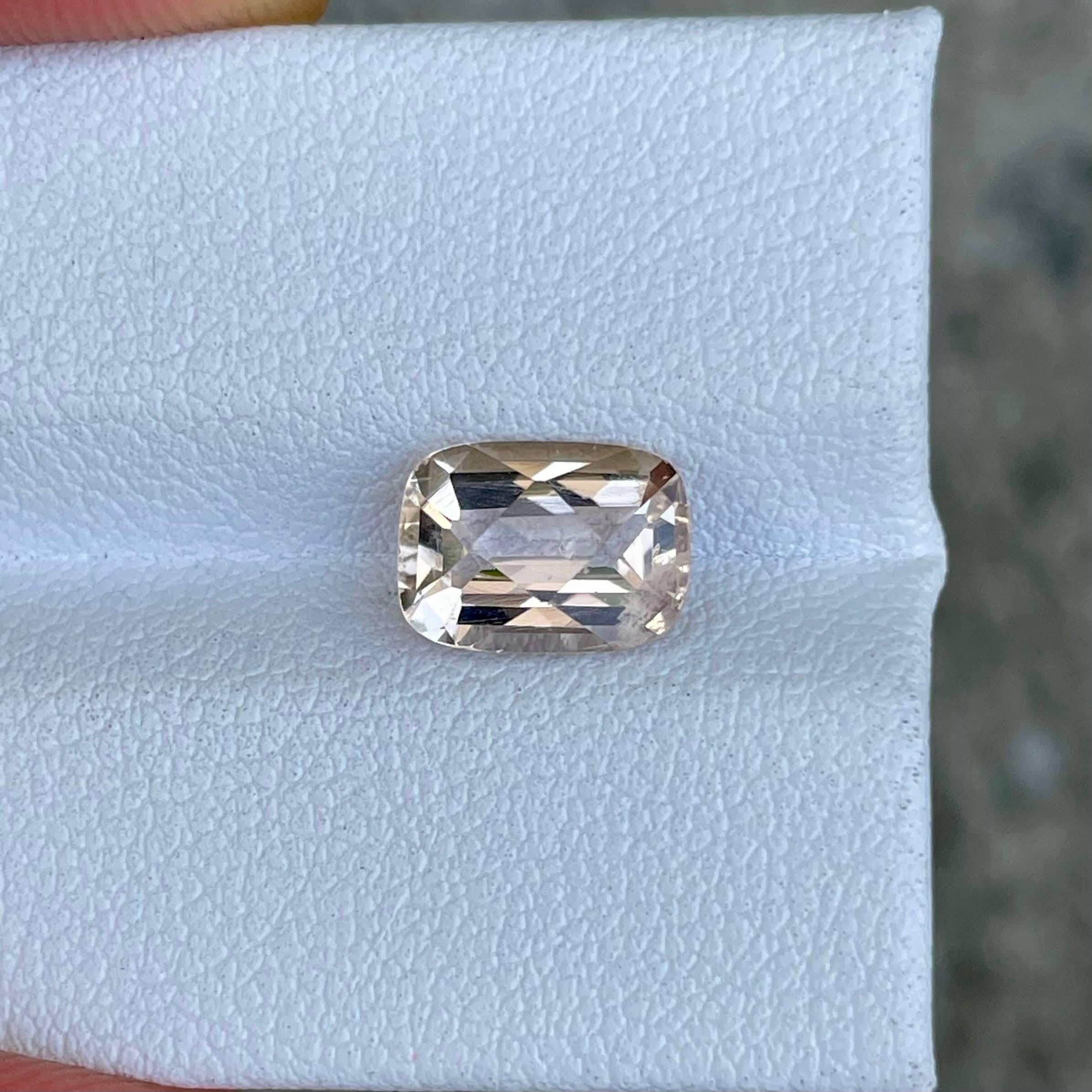 Women's or Men's 2.17 carats Peach Topaz Stone Cushion Cut Natural Pakistani Gemstone For Sale