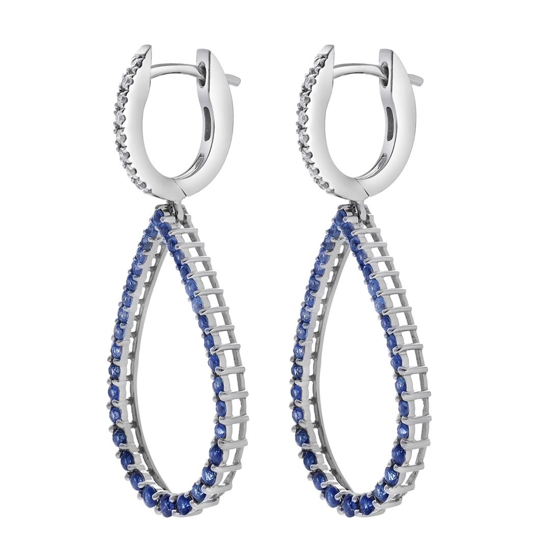 Magnifique paire de boucles d'oreilles pendantes, présentant des saphirs ronds pesant 2,00 carats au total, sertis sur une monture à griffes partagée dans un design ouvert en forme de poire. Les diamants d'un poids total de 0,17 carat se trouvent